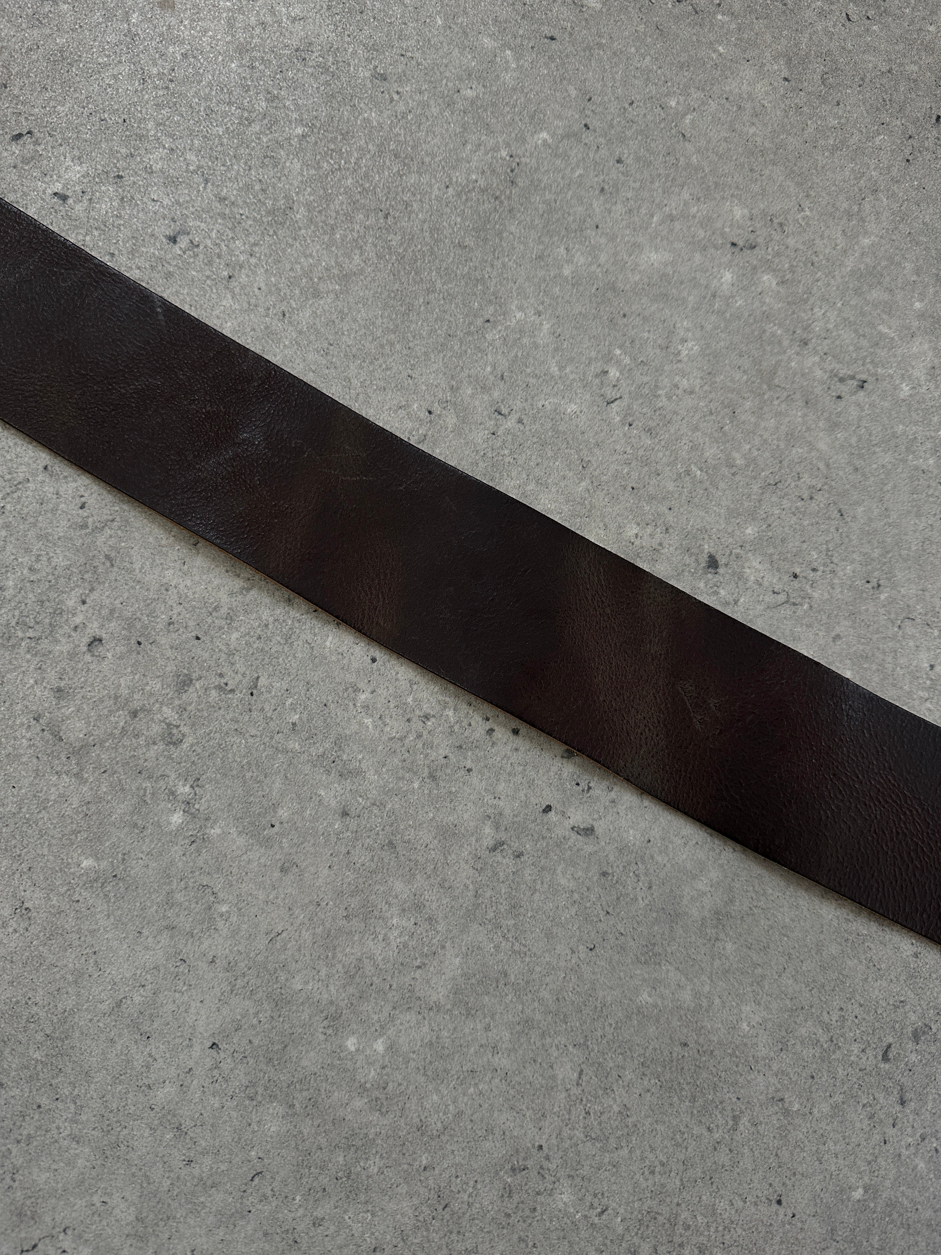 Vintage 1990s chunky leather belt with brass buckle, W34-36, featuring distressed brown leather and classic retro style.