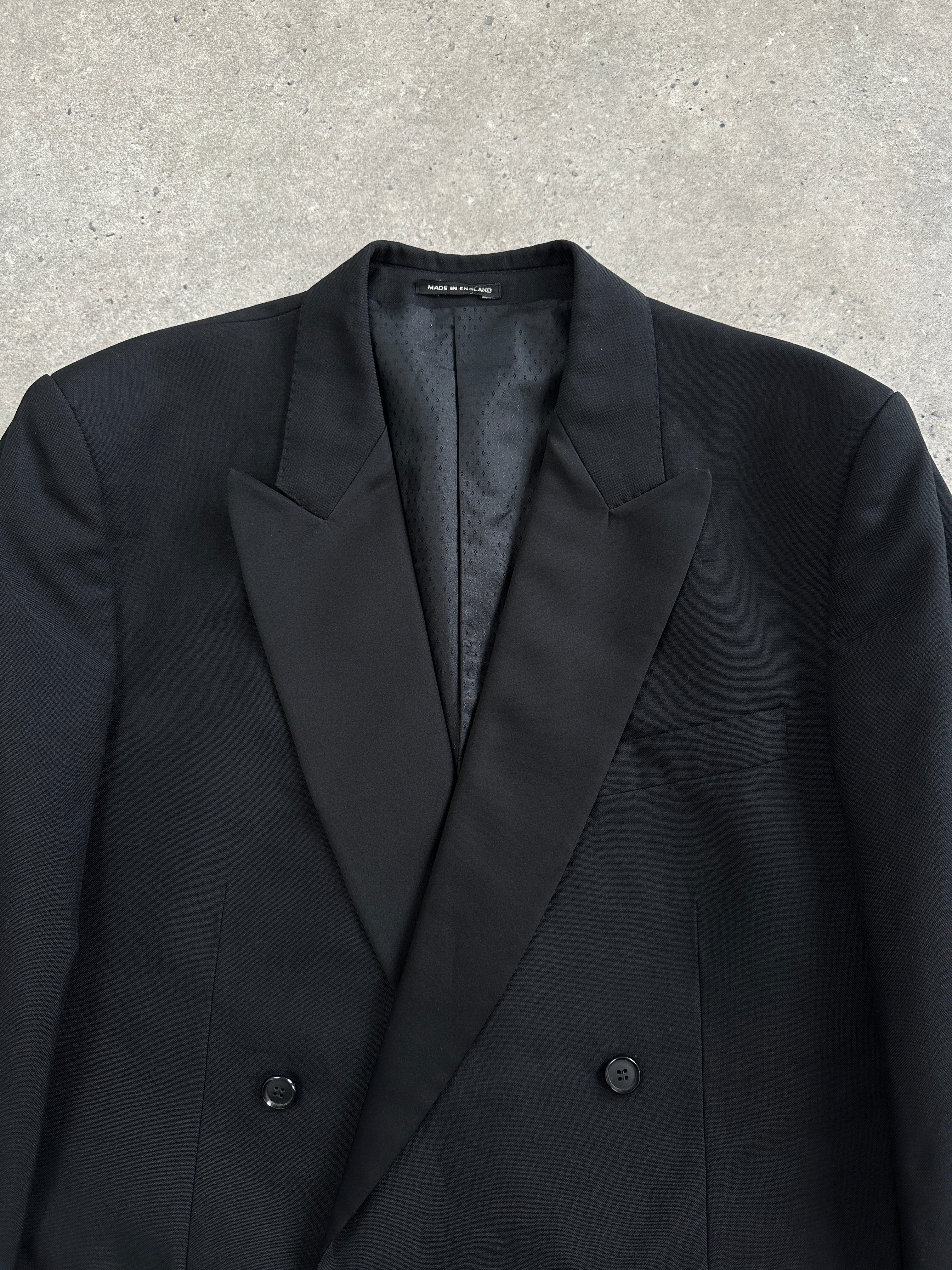 Vintage British 1980s pure wool double-breasted tuxedo blazer in size 44R/XL, featuring classic tailoring and a timeless style.