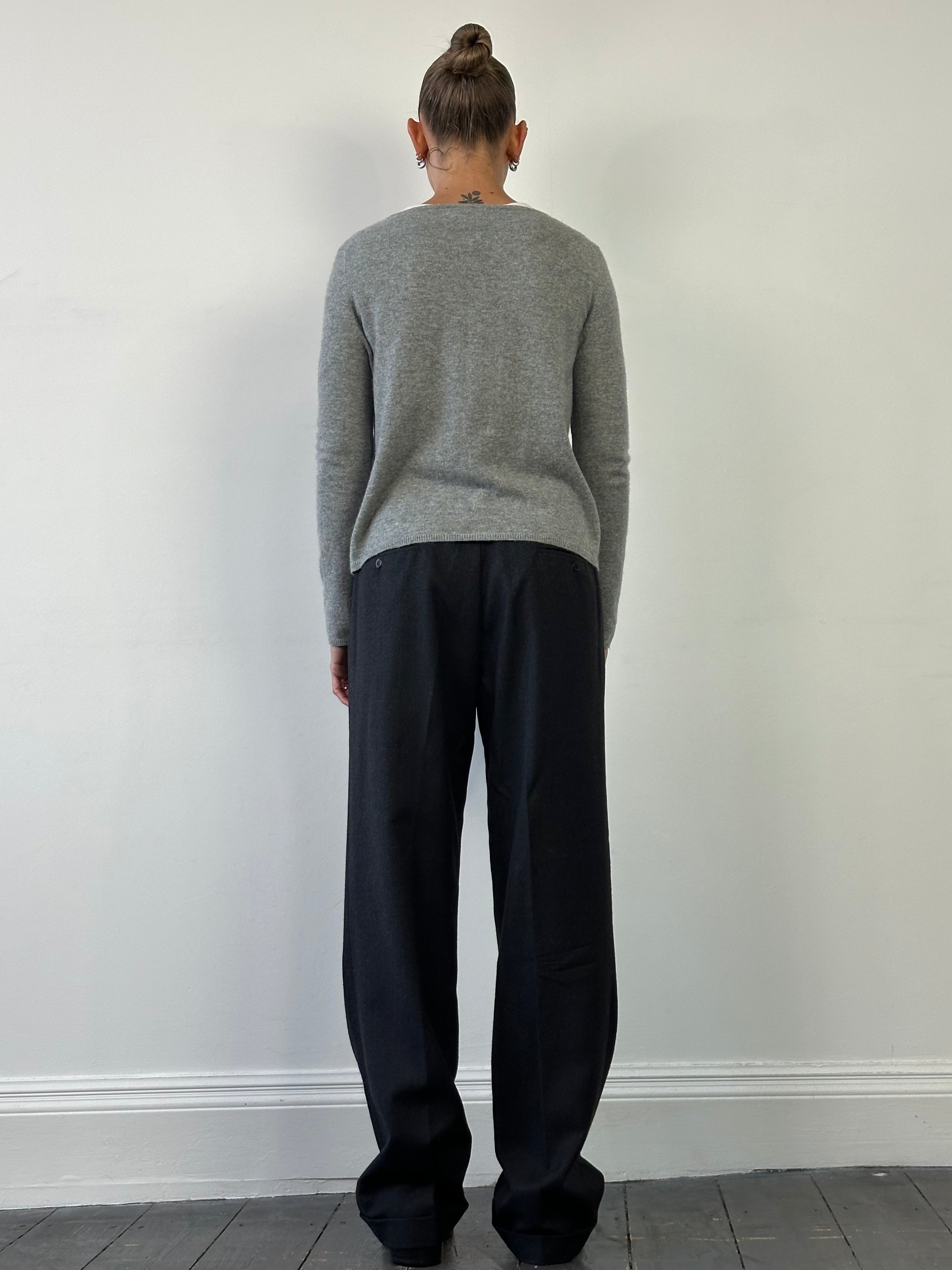 Italian vintage 90s pure wool tailored trousers in size W32, featuring classic cut and fine craftsmanship.