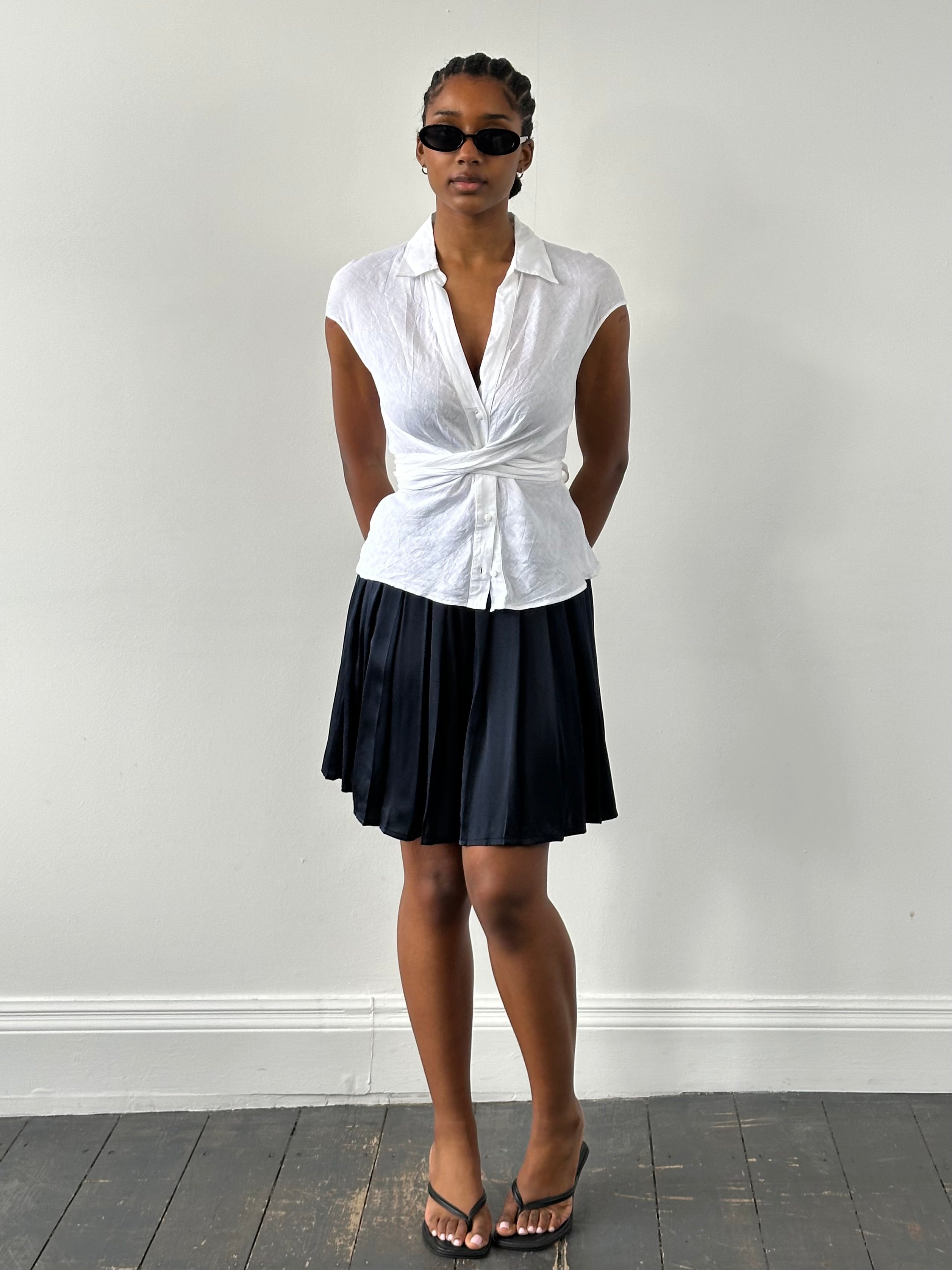 Vintage Italian 1990s pure silk pleated skirt in W24 size, featuring elegant fabric and classic design.
