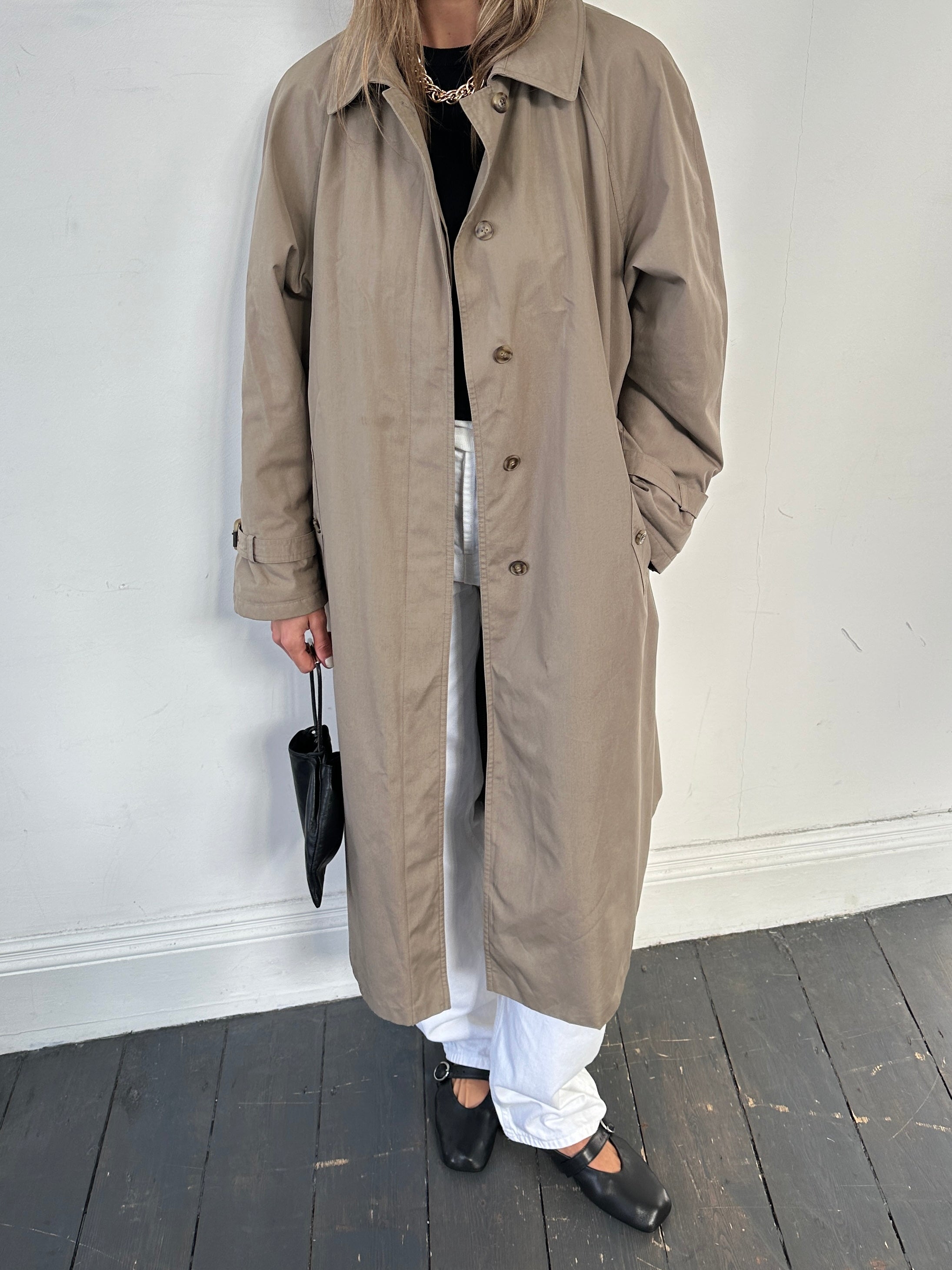 Vintage water-resistant trench coat with concealed placket, available in M/L, featuring a classic design and durable fabric.