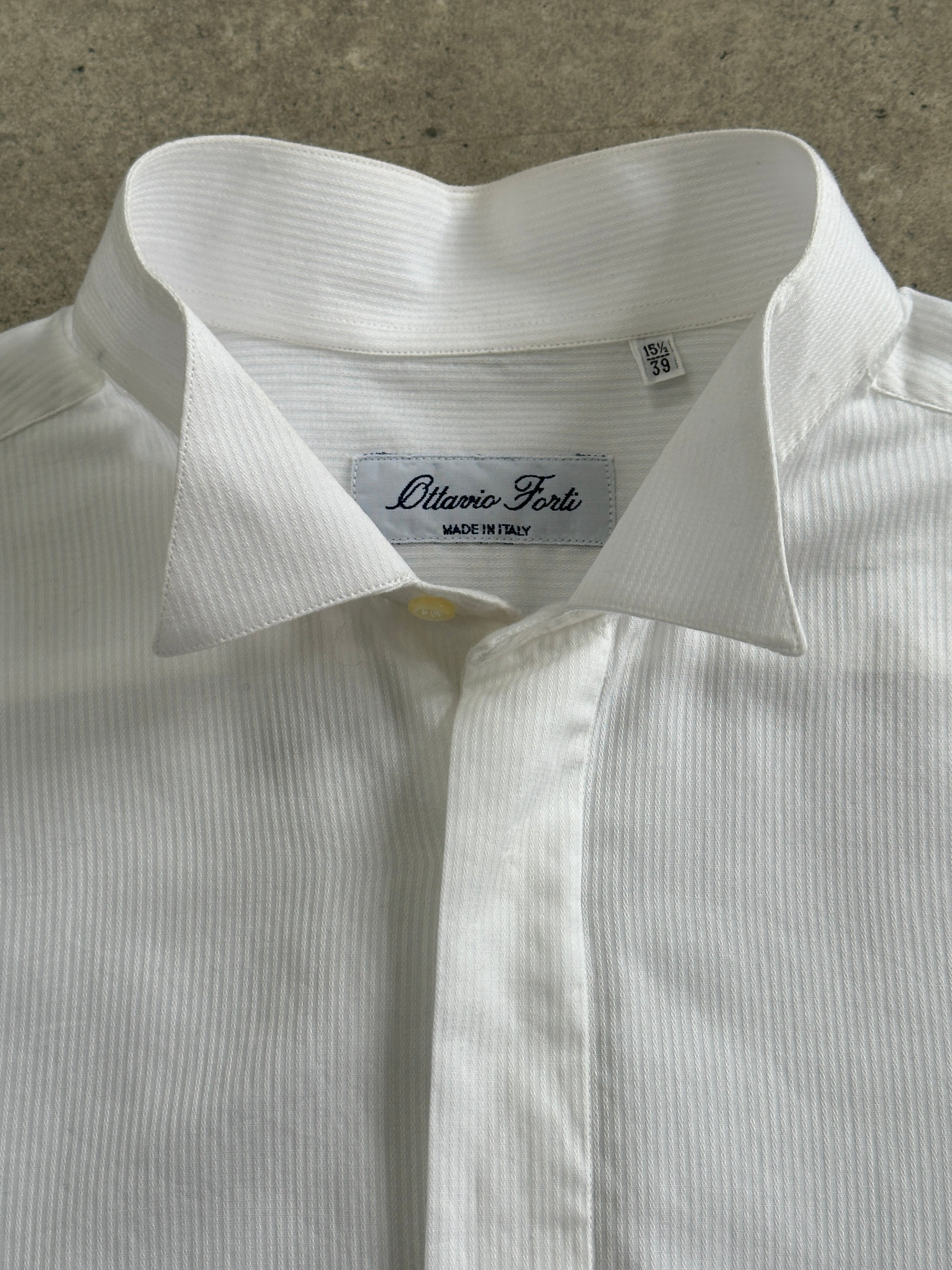 Vintage Italian vintage pure cotton wing collar shirt, size L, featuring classic design and crisp white fabric.