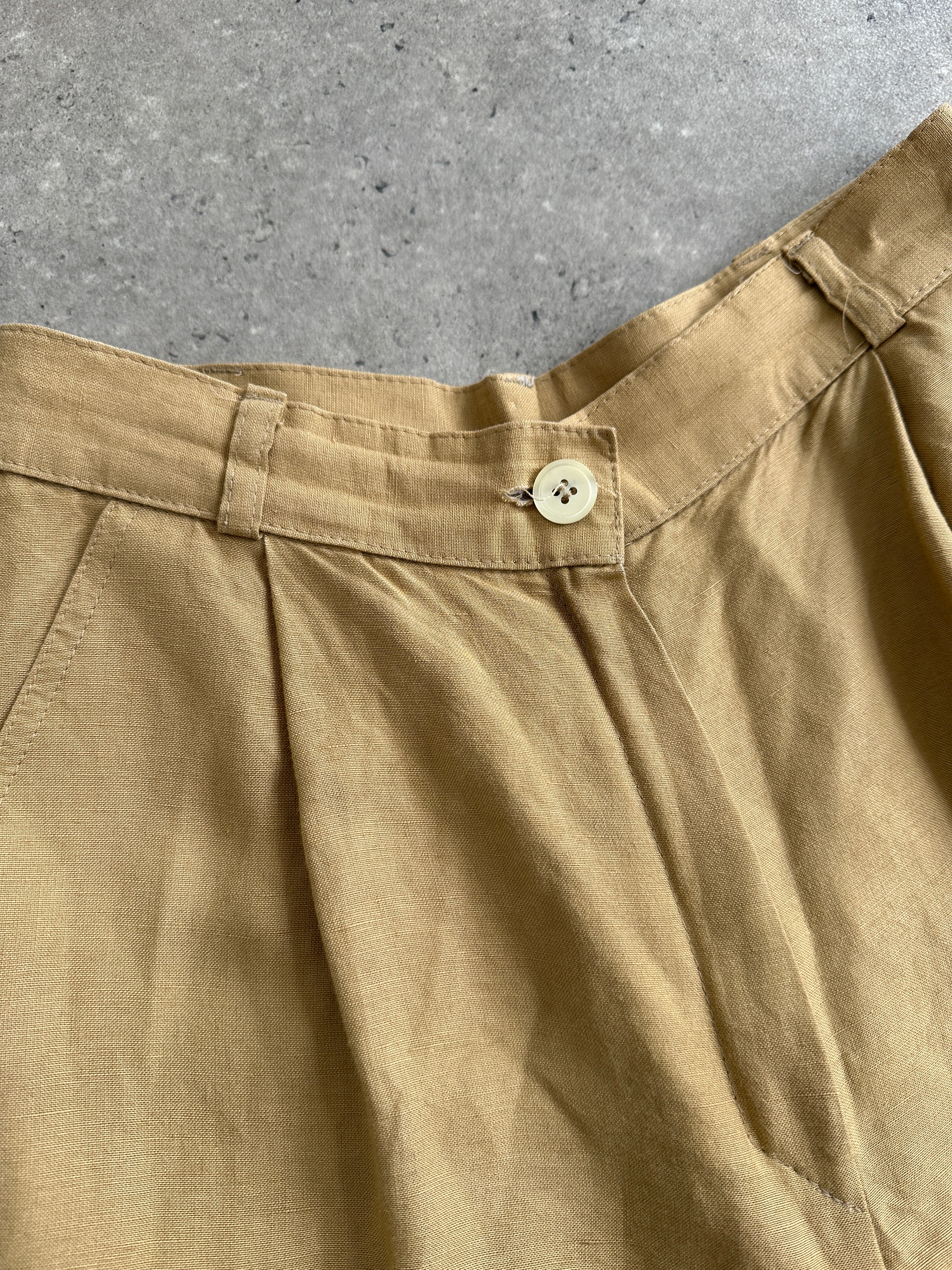 Vintage linen pleated wide-leg shorts in size W26, featuring a relaxed fit and stylish vintage design.