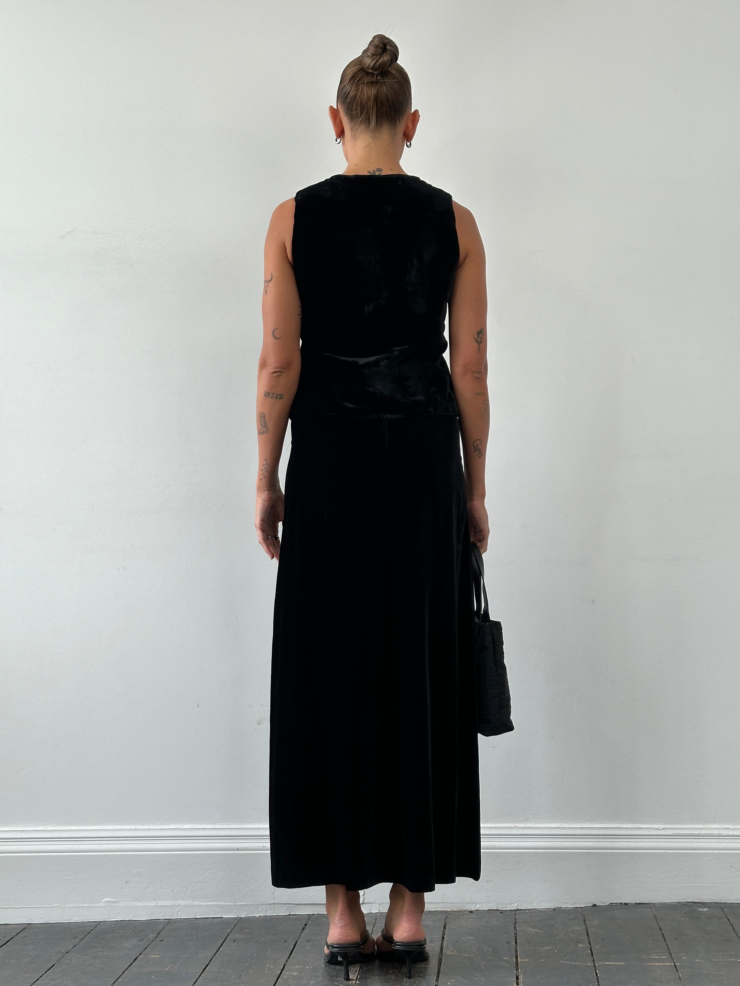 Giorgio Armani Le Collezioni 1980s velvet skirt and top set, elegant two-piece with rich fabric and classic design.