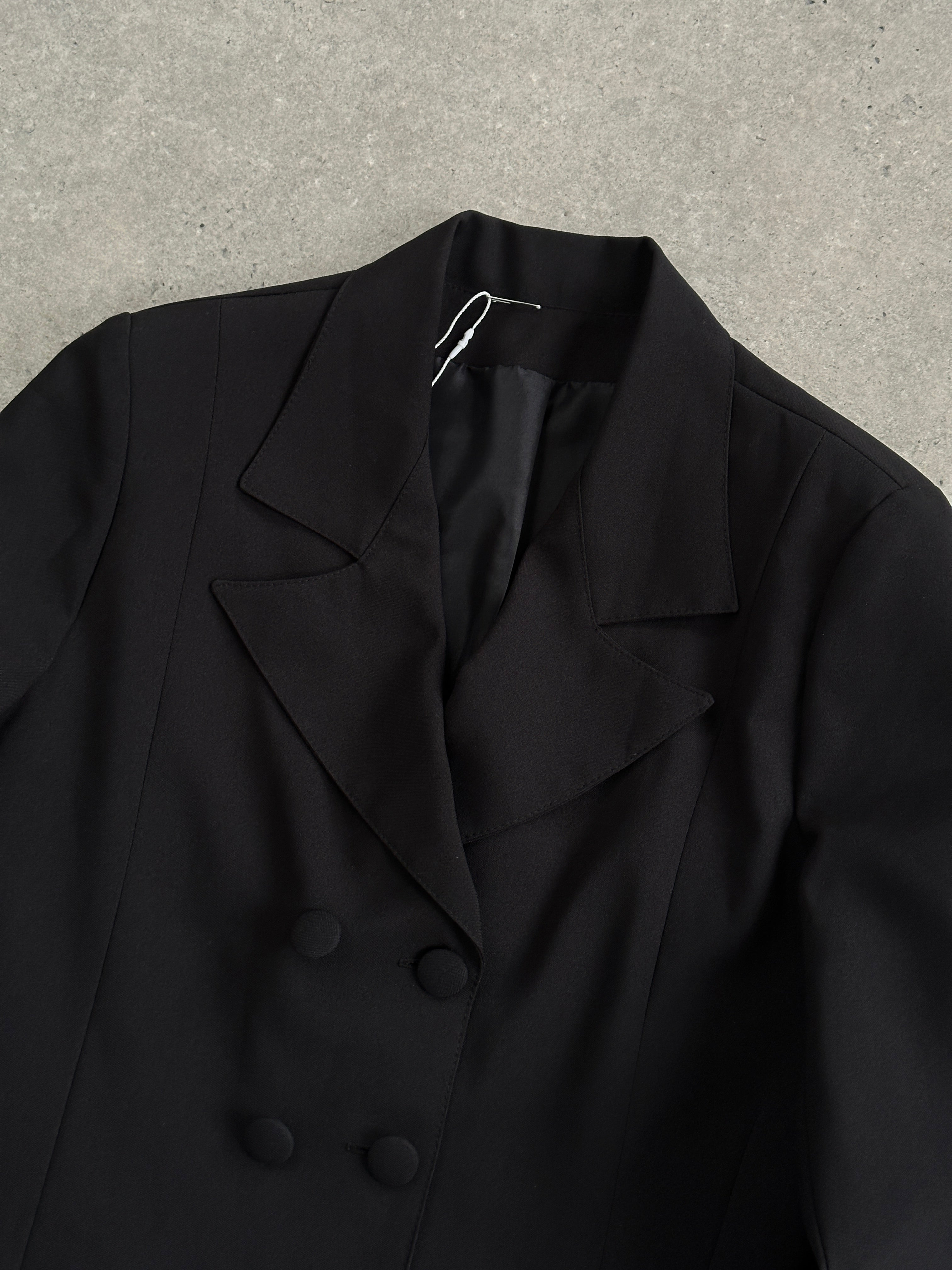 Vintage cropped double-breasted blazer for women, tailored fit with lapel collar and button closure, stylish vintage fashion piece.