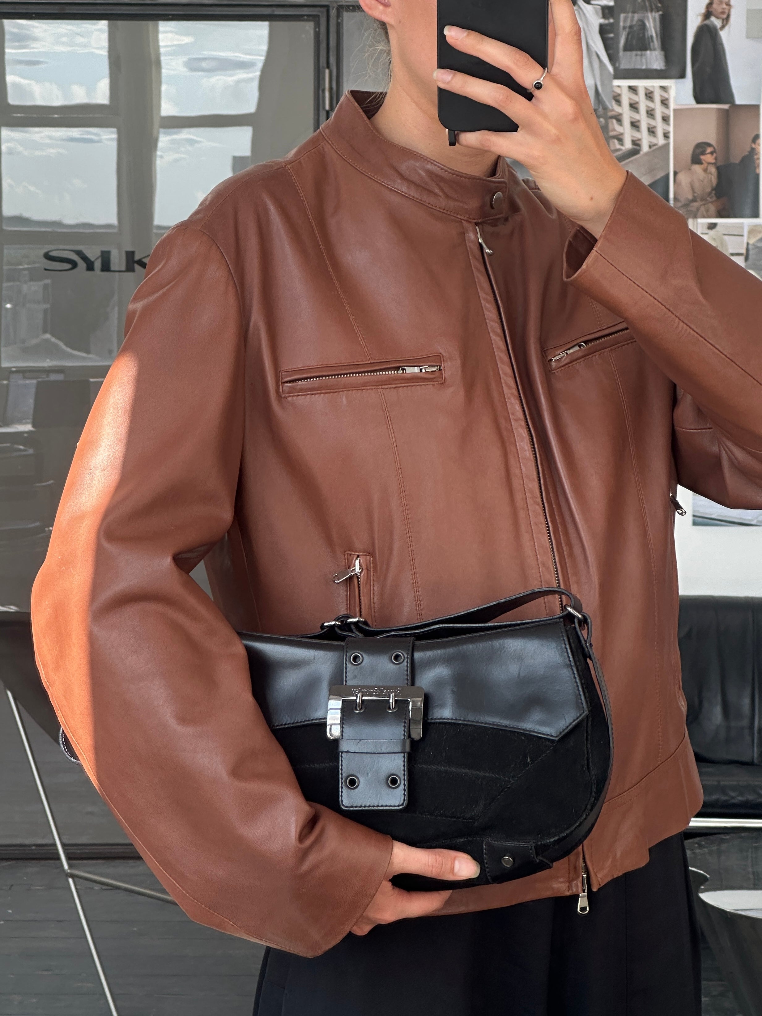 Vintage Italian 90s double zip leather moto jacket, size M/L, featuring classic style and rugged leather detailing.