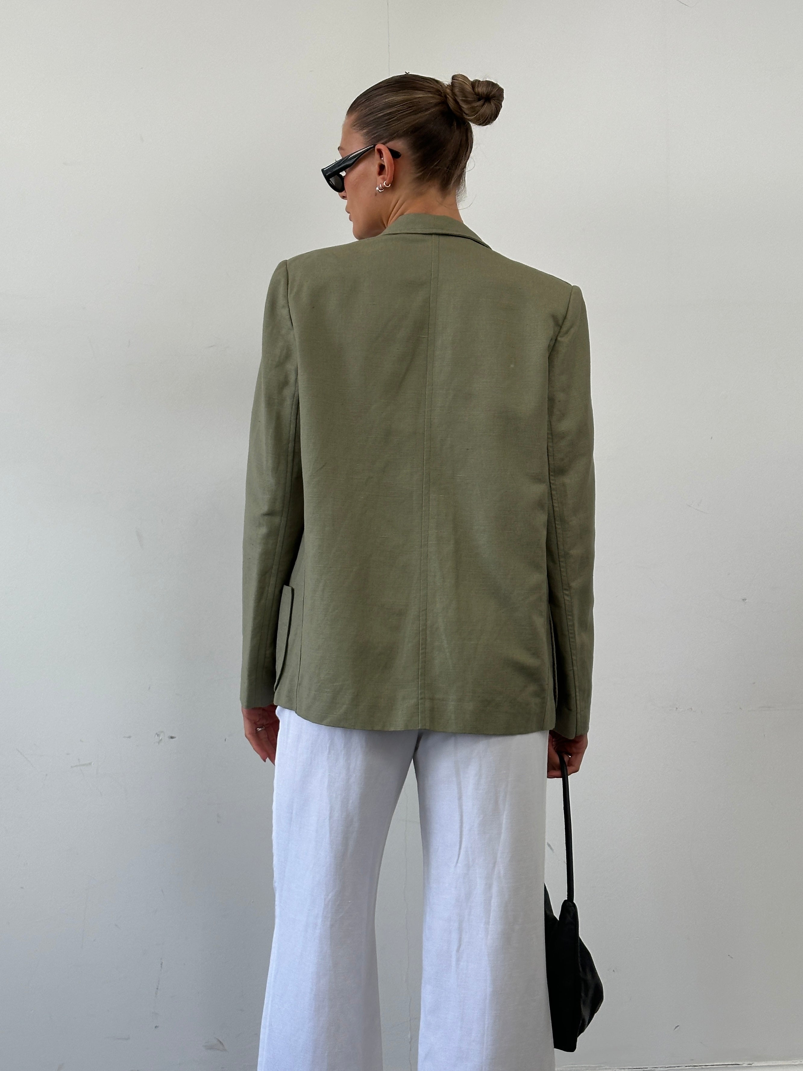 Vintage linen double-breasted blazer in size M, stylish tailored blazer with classic lapels and button details.