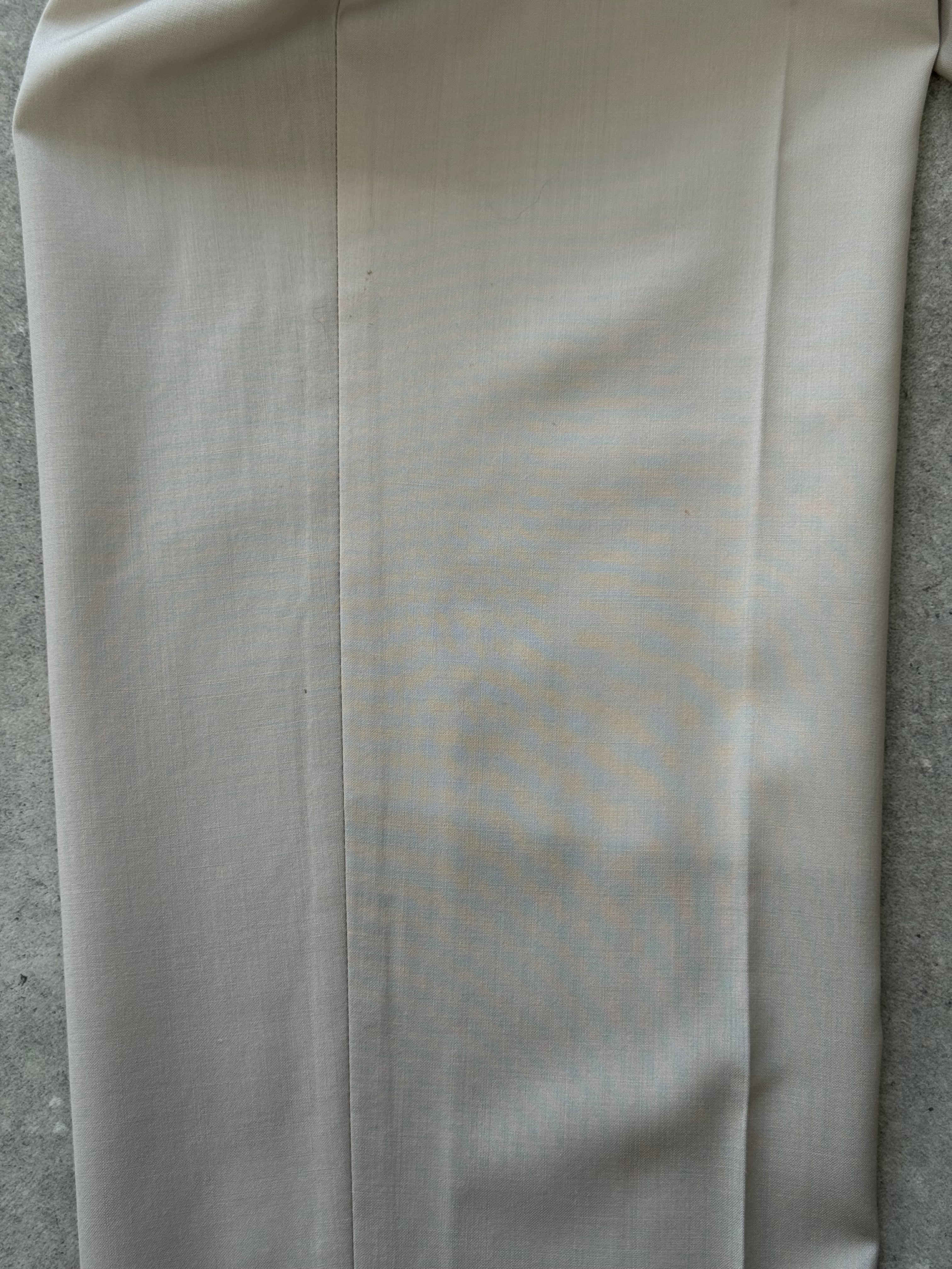 Hugo Boss 2000s pure wool single-breasted suit in size 40R/W34, tailored with notch lapel and classic fit, displayed on a hanger.