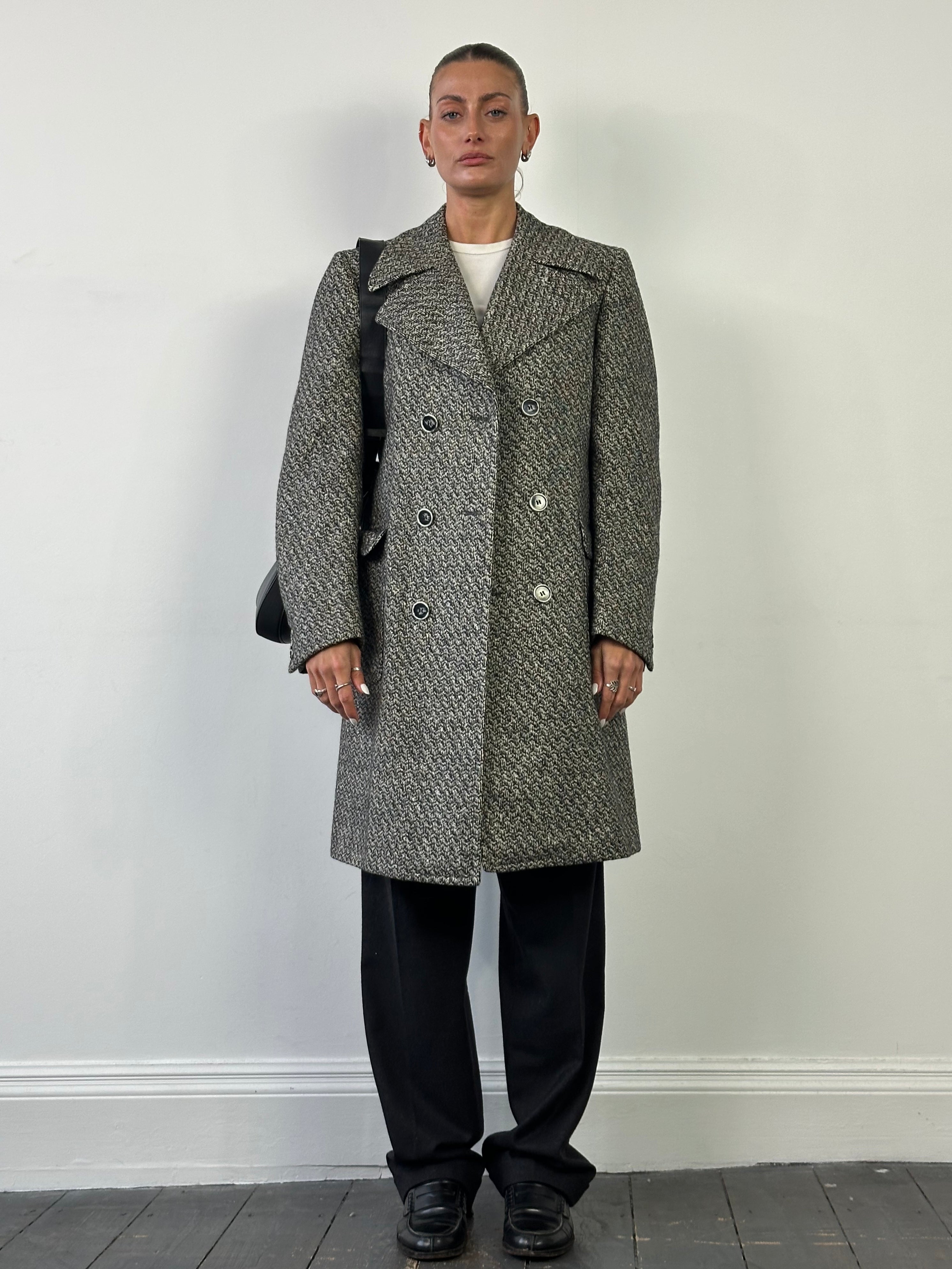 Italian Vintage 1990s pure wool double-breasted coat, size M, featuring classic design and traditional craftsmanship.