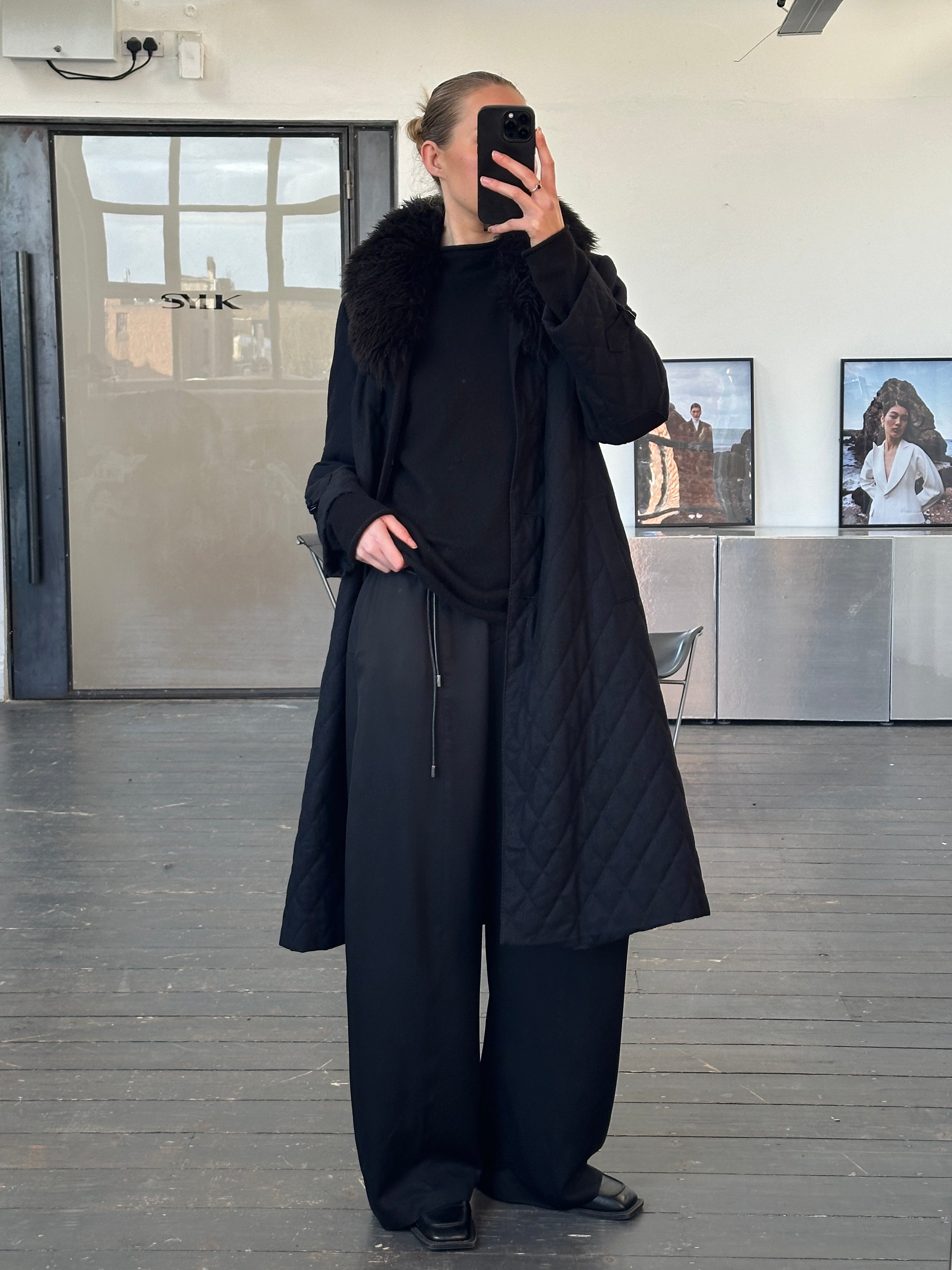 Vintage 1990s wool quilted coat with a fur collar, size M, featuring classic design and warm, textured fabric.