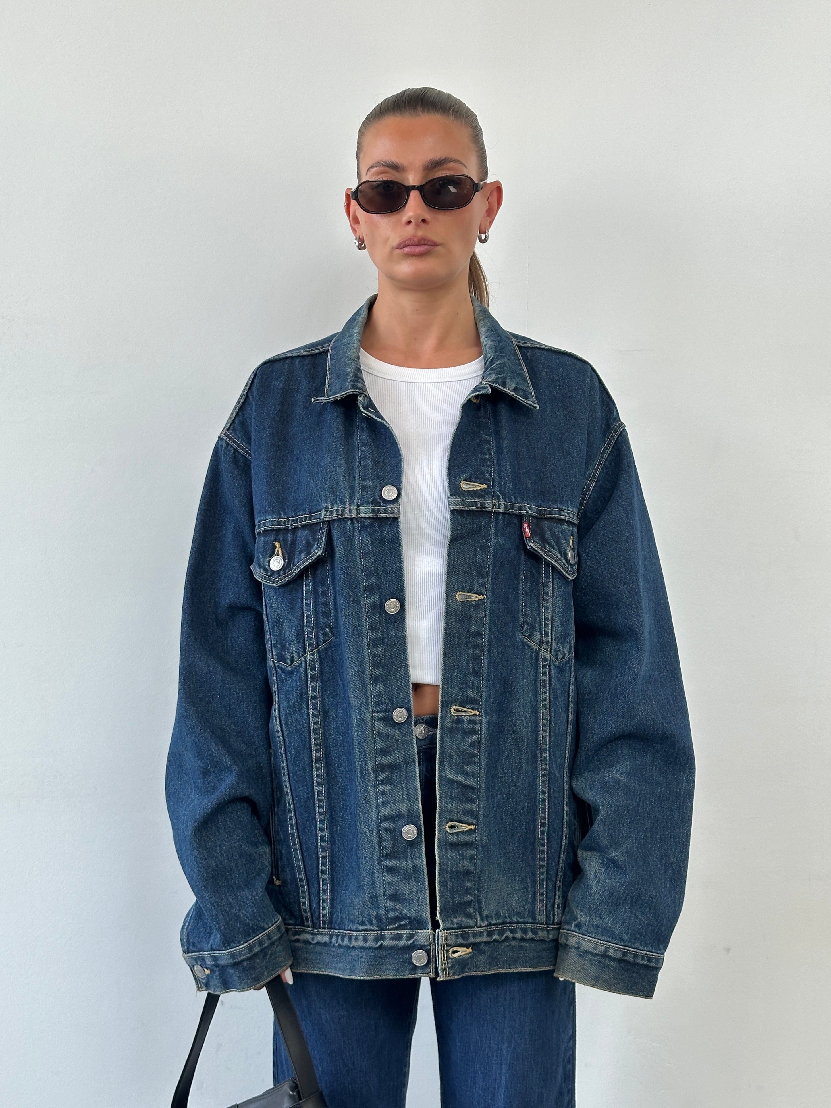Levi’s denim jacket in XXL size, classic blue wash, with button front and chest pockets, casual outerwear for men.