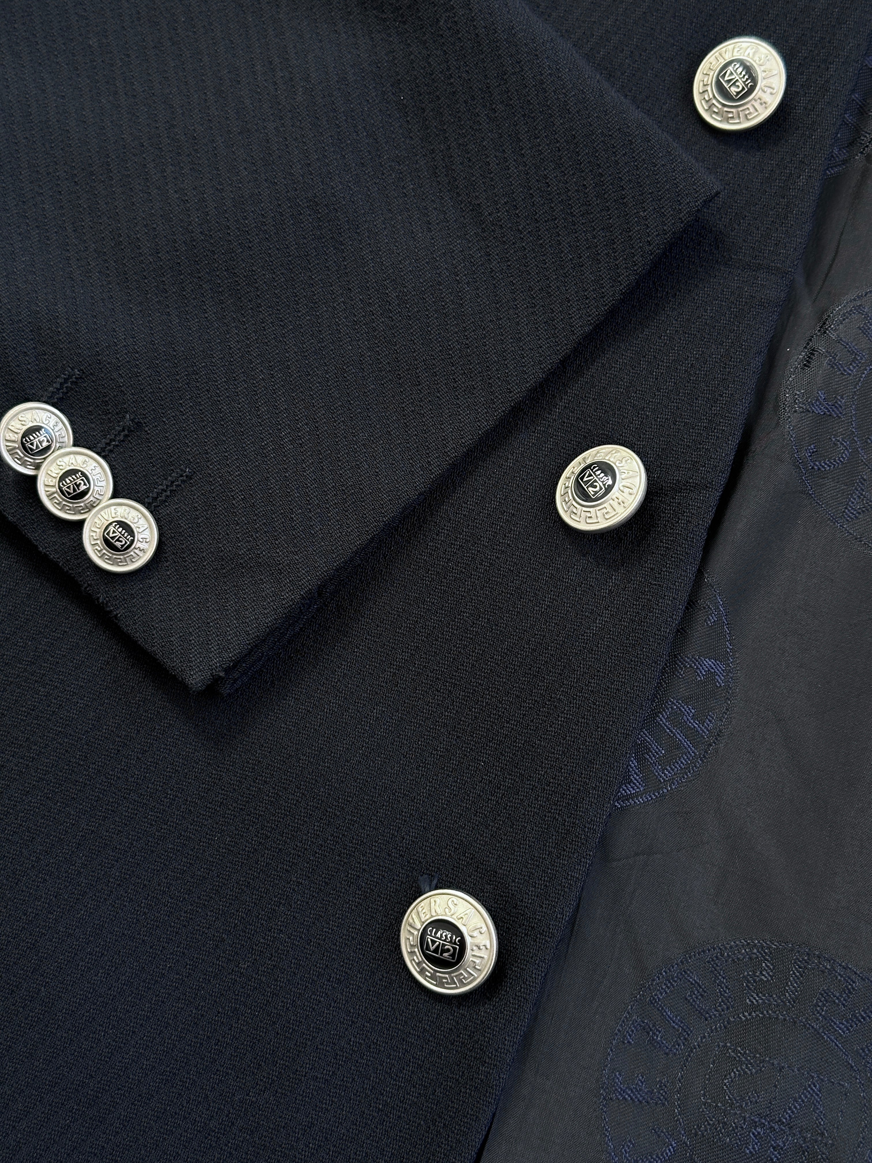 Versace Classic V2 1990s bespoke single-breasted blazer in size 42R/XL, dark tailored blazer with luxurious details.