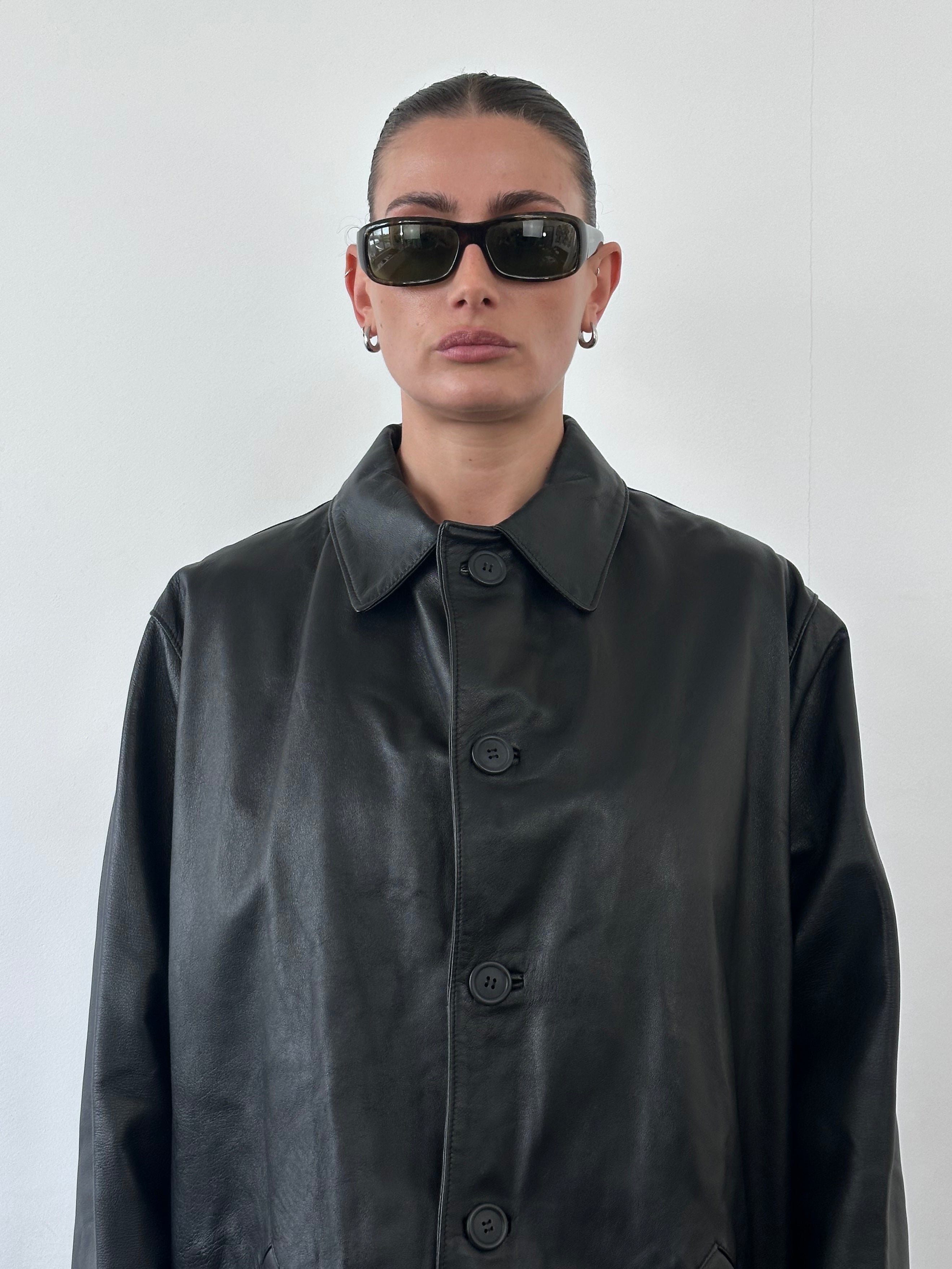 Italian vintage smooth leather jacket in size L, featuring classic design and high-quality craftsmanship.