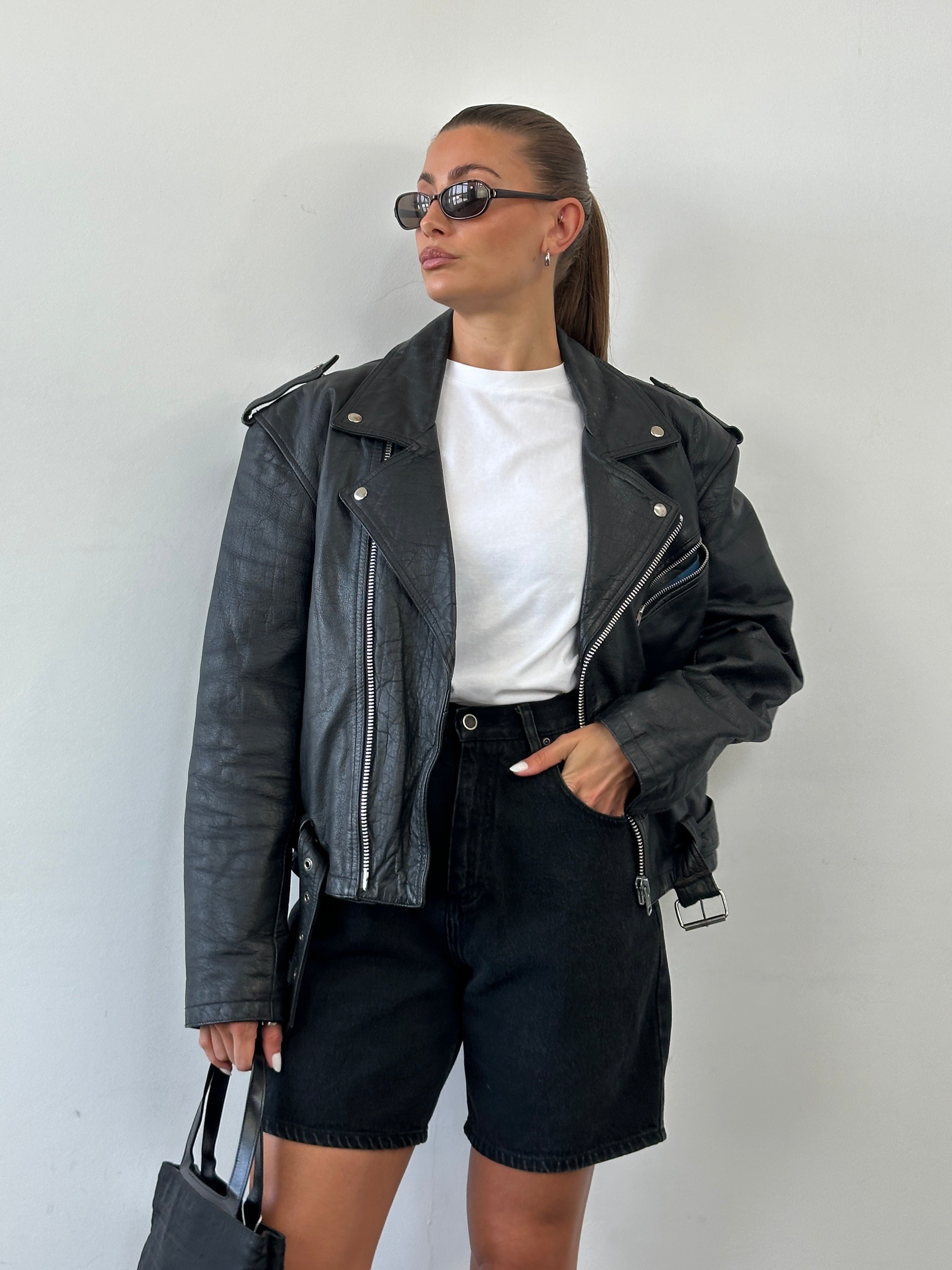 Vintage 1990s leather biker jacket in size L, rugged black leather with metal zipper and classic motorcycle style.