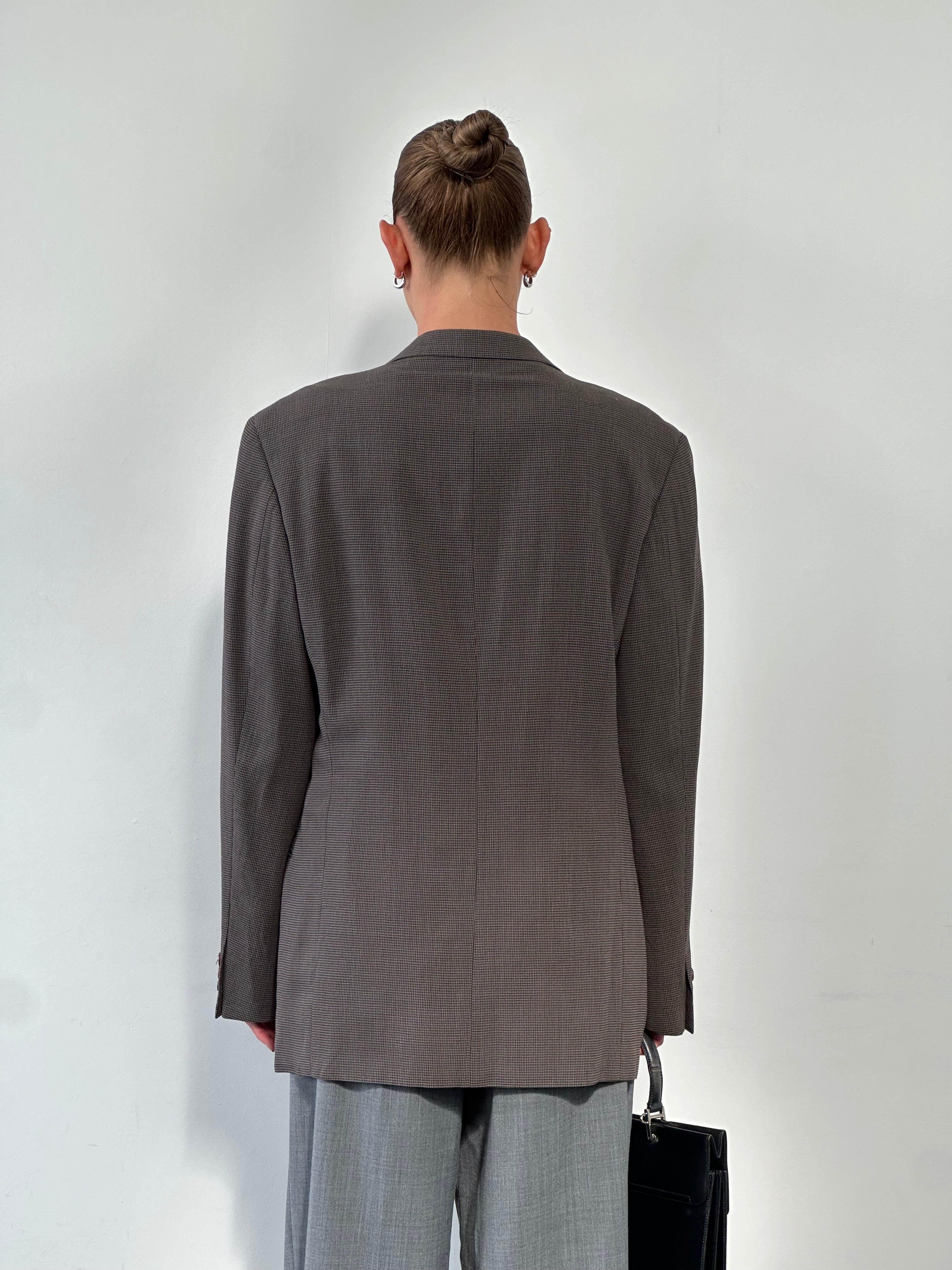 Armani Collezioni men's pure wool single-breasted blazer in size 40R/L, tailored fit with classic lapel and button closure.