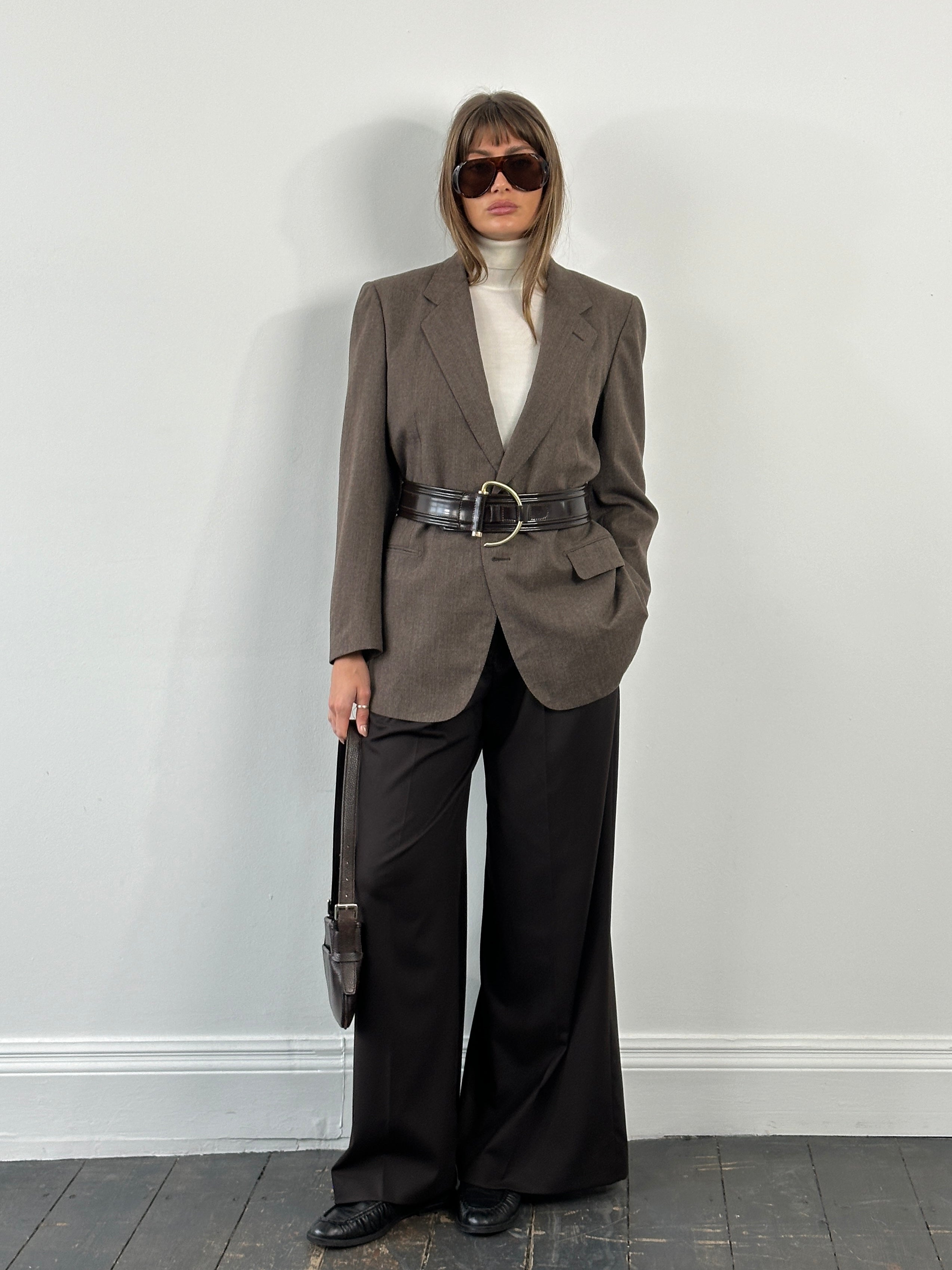 Burberry 1990s pure wool single-breasted blazer in size 42R/L, classic tailored design with button closure and notched lapel.