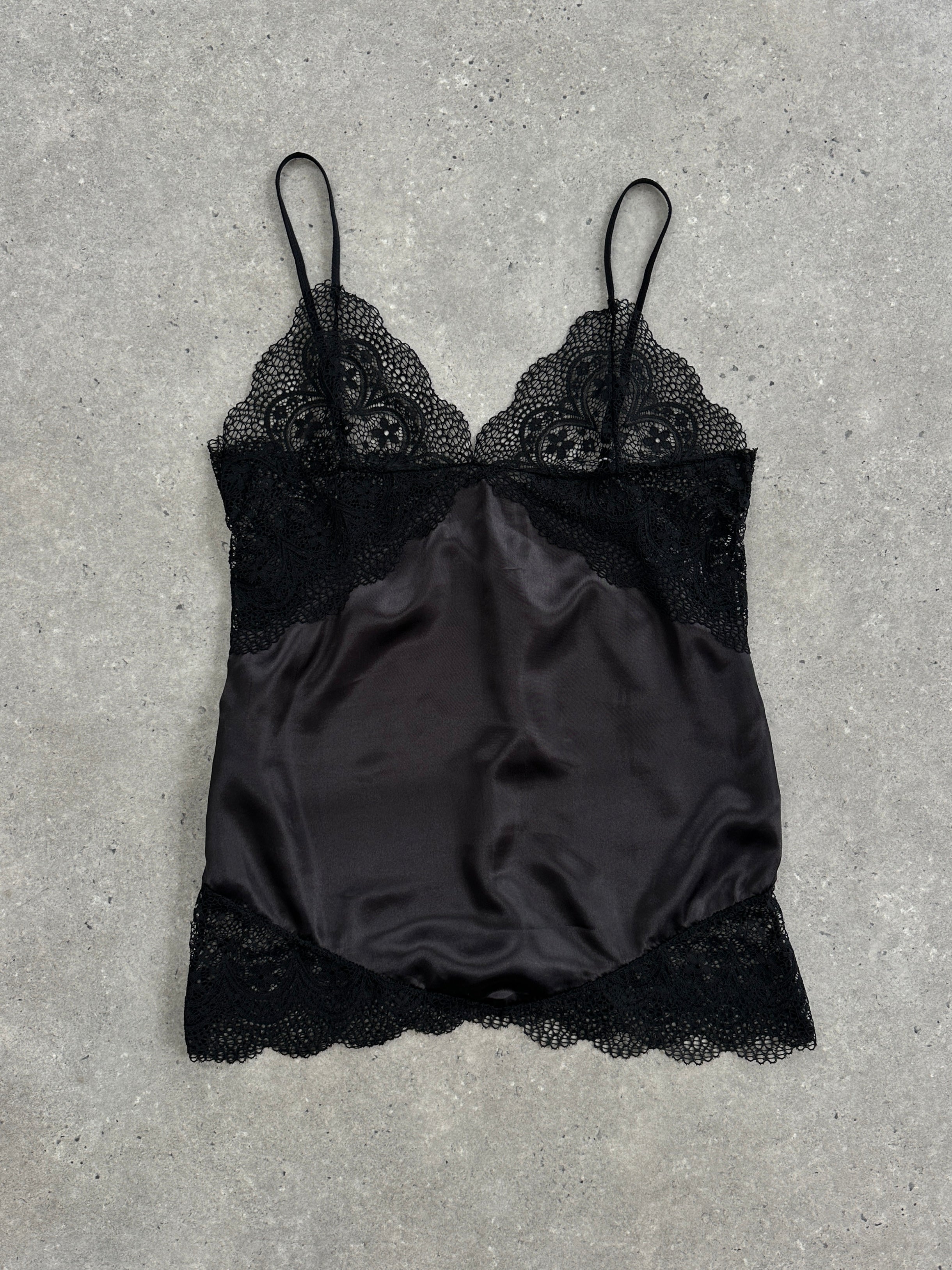 Vintage 2000s lace cami top in size M, featuring delicate lace fabric and a classic sleeveless design.