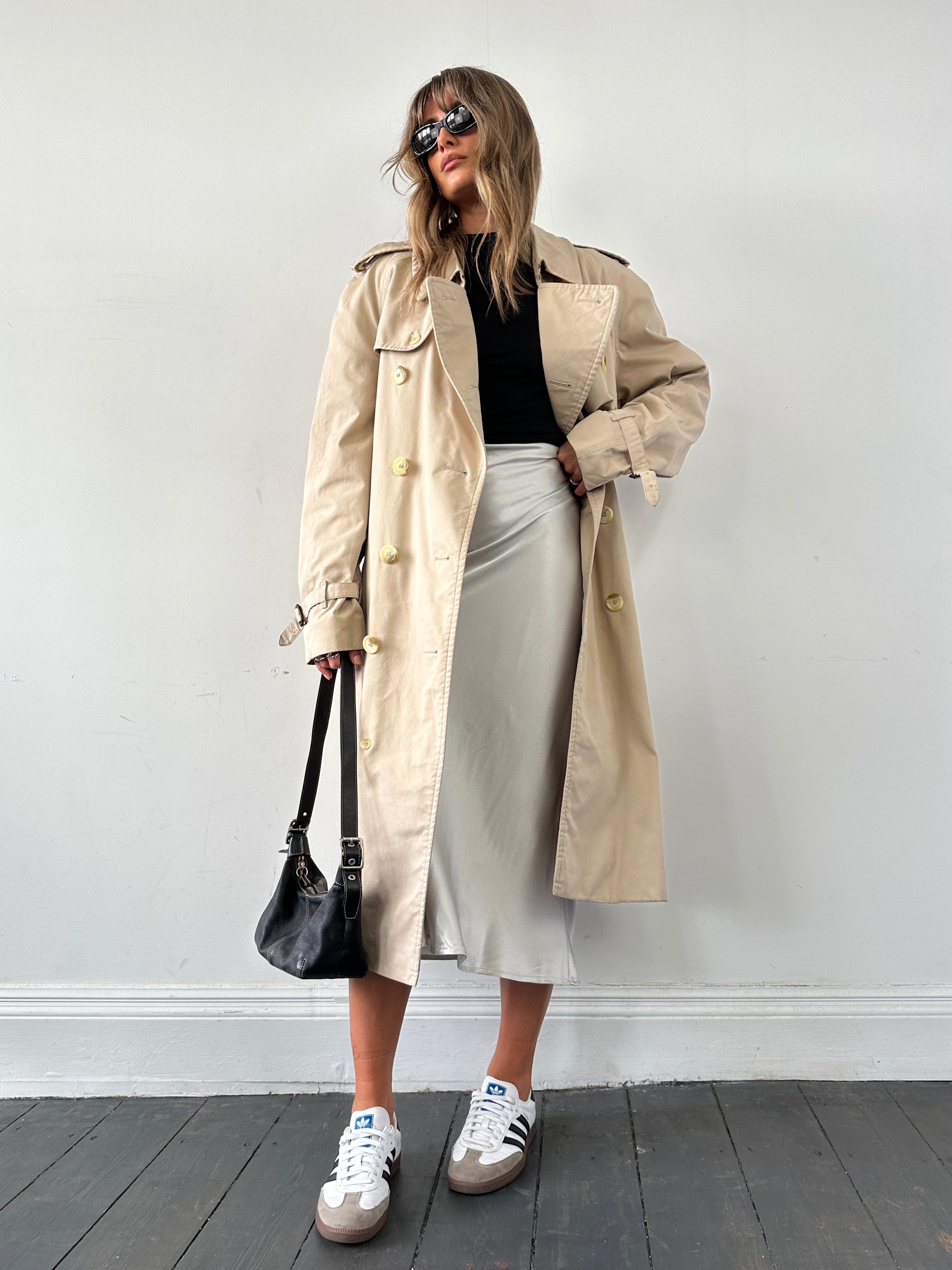 Coach 2000s leather shoulder bag with contrast stitching, featuring a sleek design and adjustable strap for versatile style.