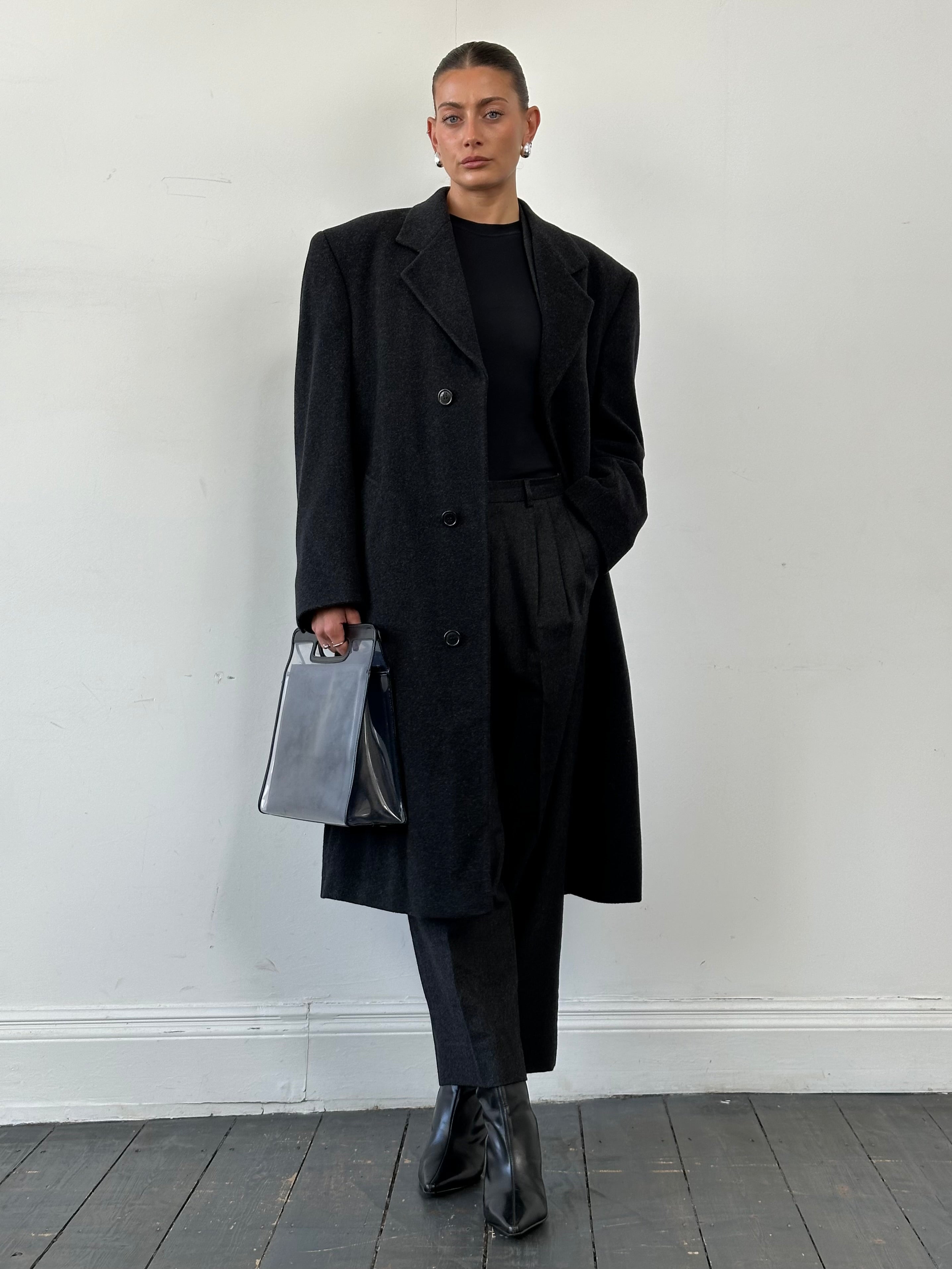 Oscar De La Renta wool cashmere single-breasted coat in size 42R/XL, shown in a stylish, tailored fit with classic lapels.