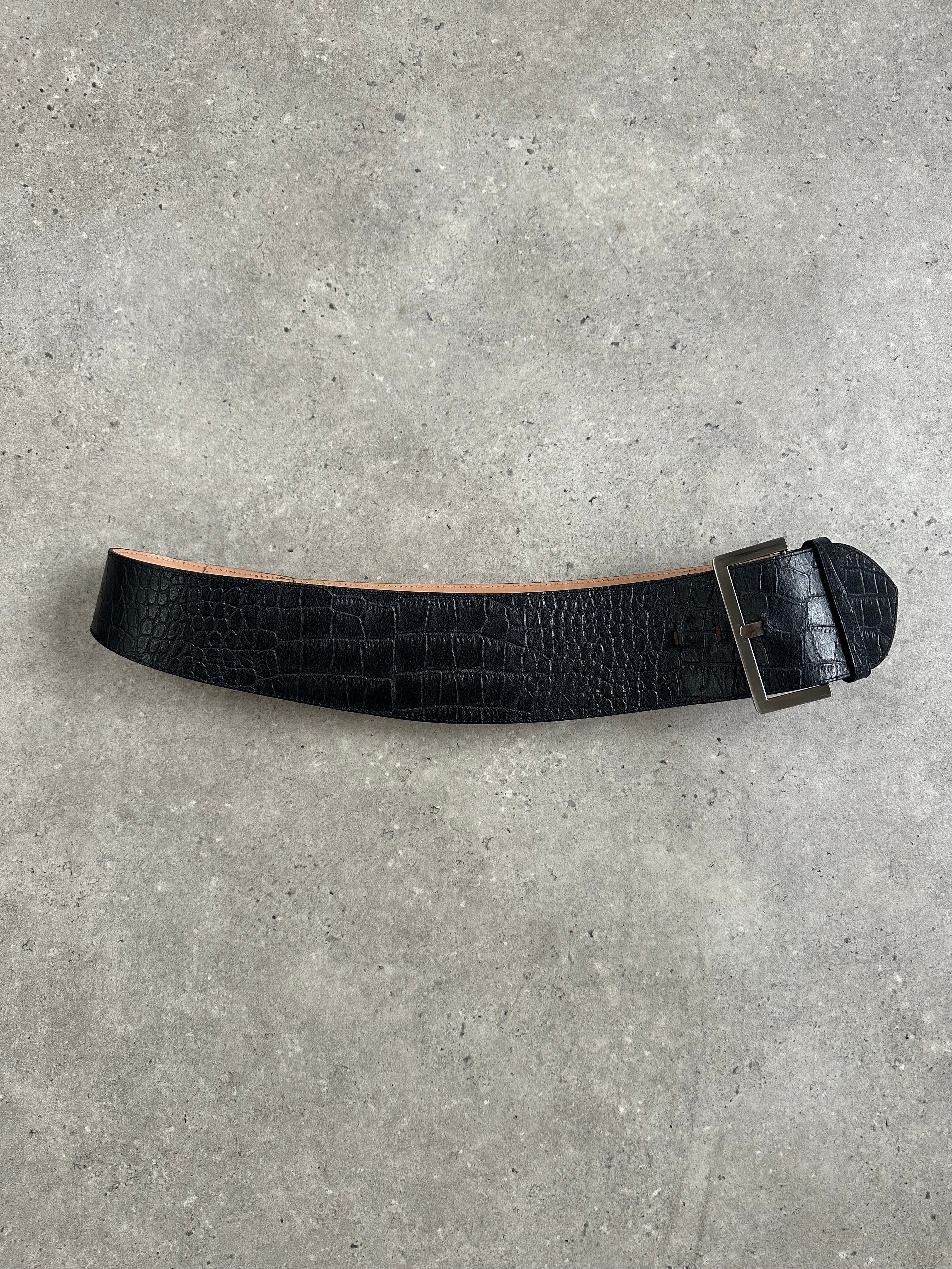 Vintage 1990s square buckle leather chunky belt with W34-36 size, featuring a bold square buckle and distressed leather finish.
