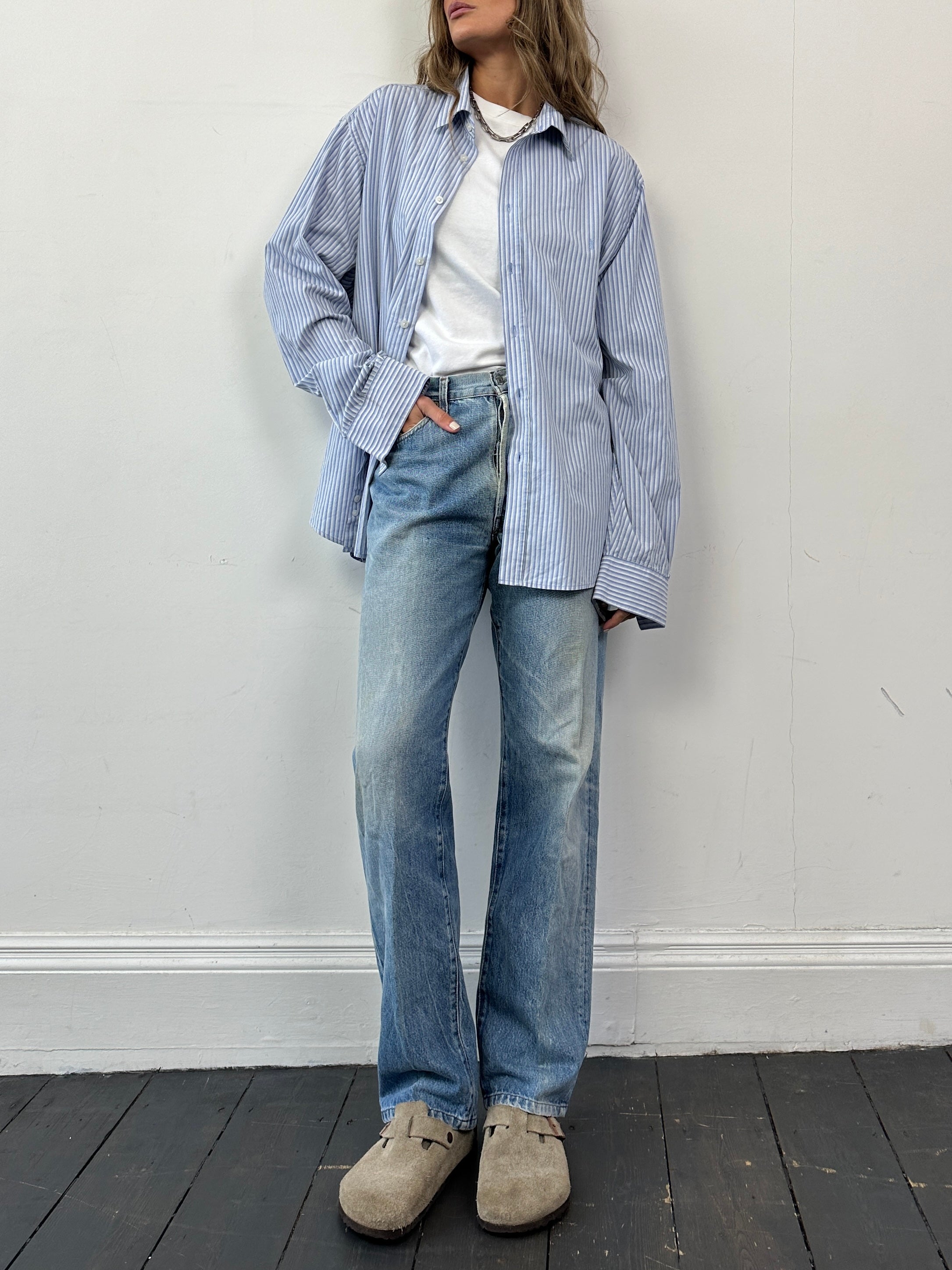 Levi’s faded straight leg denim jeans in W32 showing distressed denim fabric and classic five-pocket design.