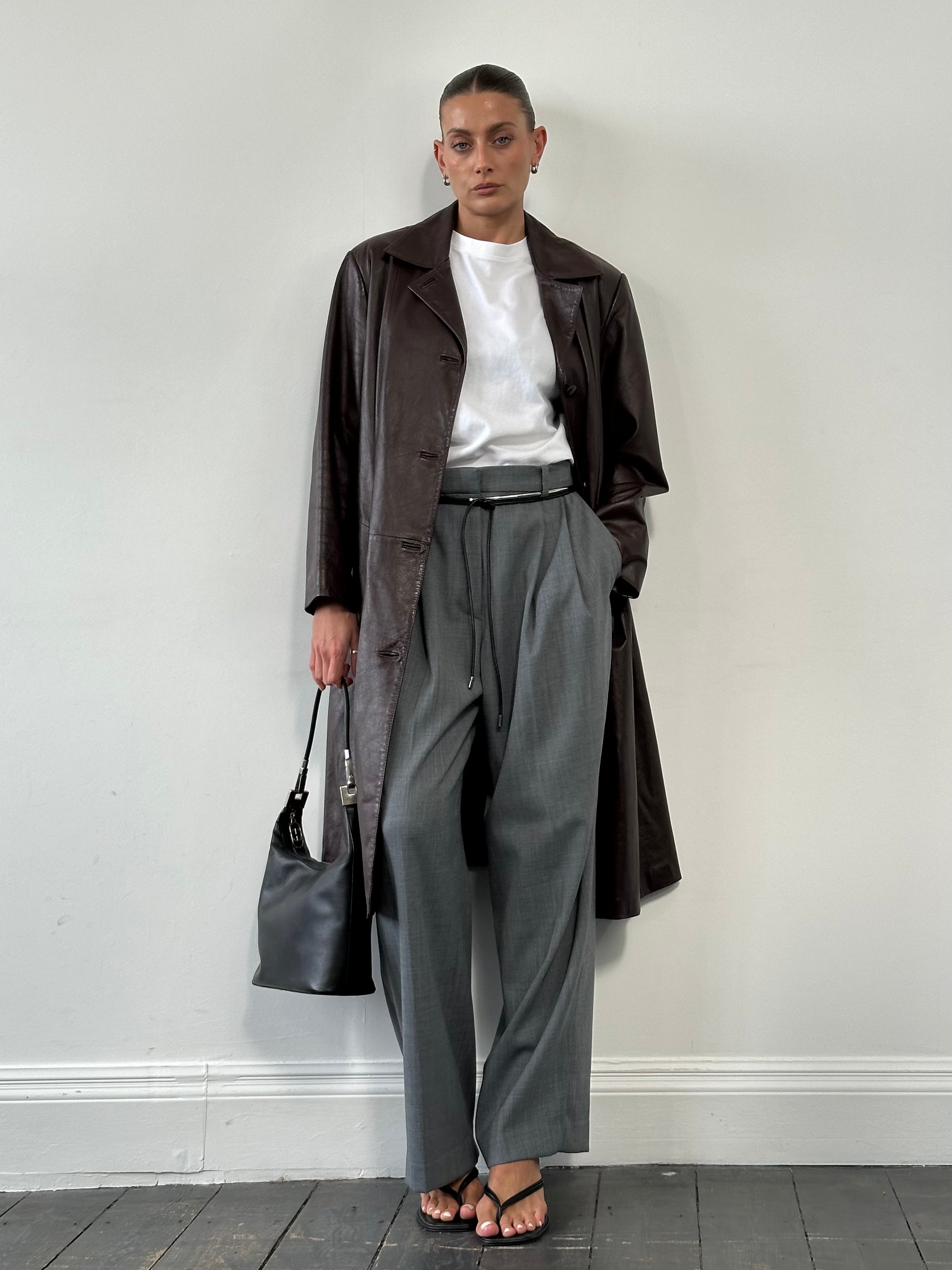 Vintage leather trench coat in size L, stylish and timeless jacket with classic design and rich leather texture.