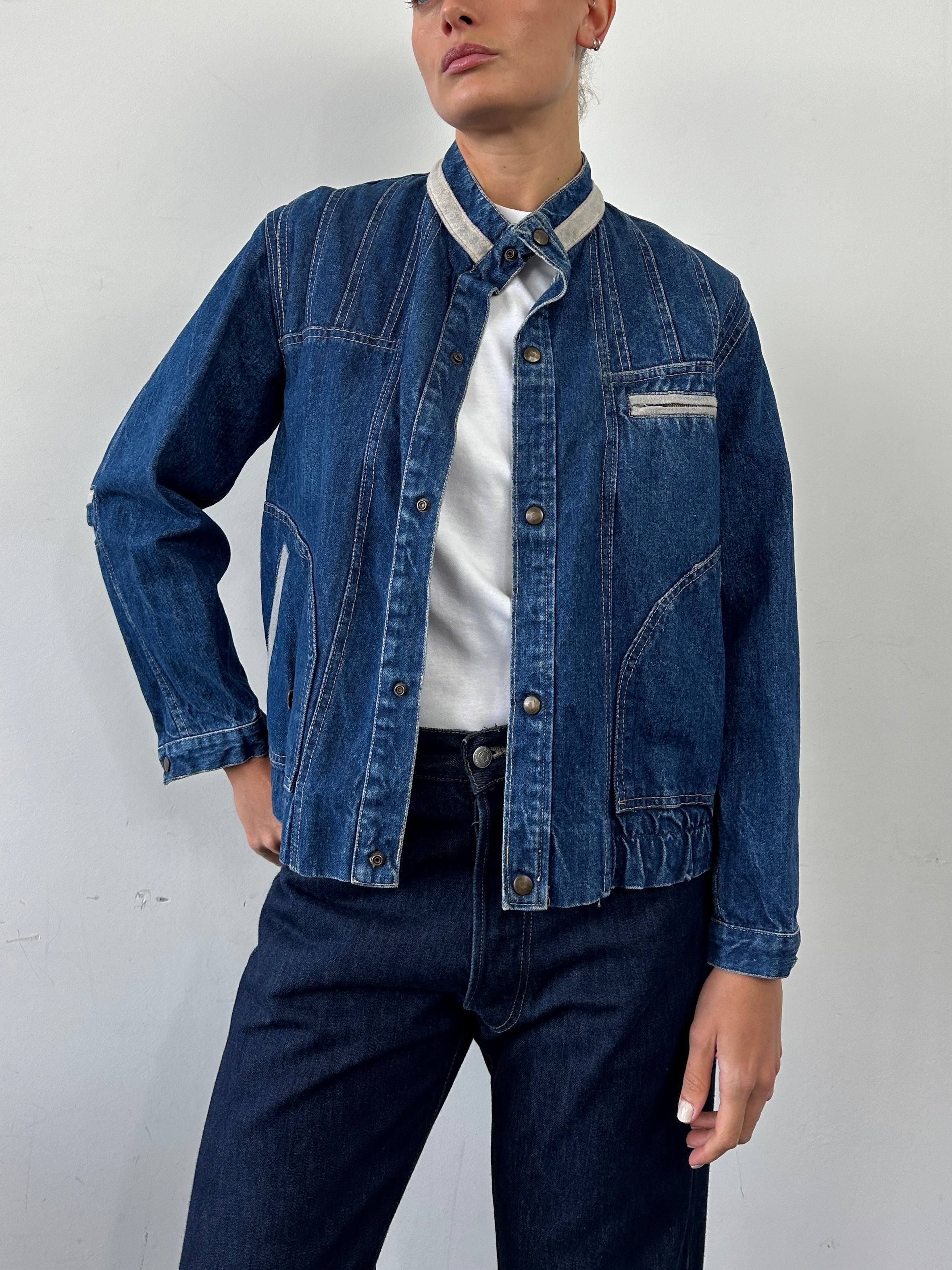 Vintage contrast stitch denim jacket in size S/M, featuring classic denim fabric with stylish contrasting stitching.
