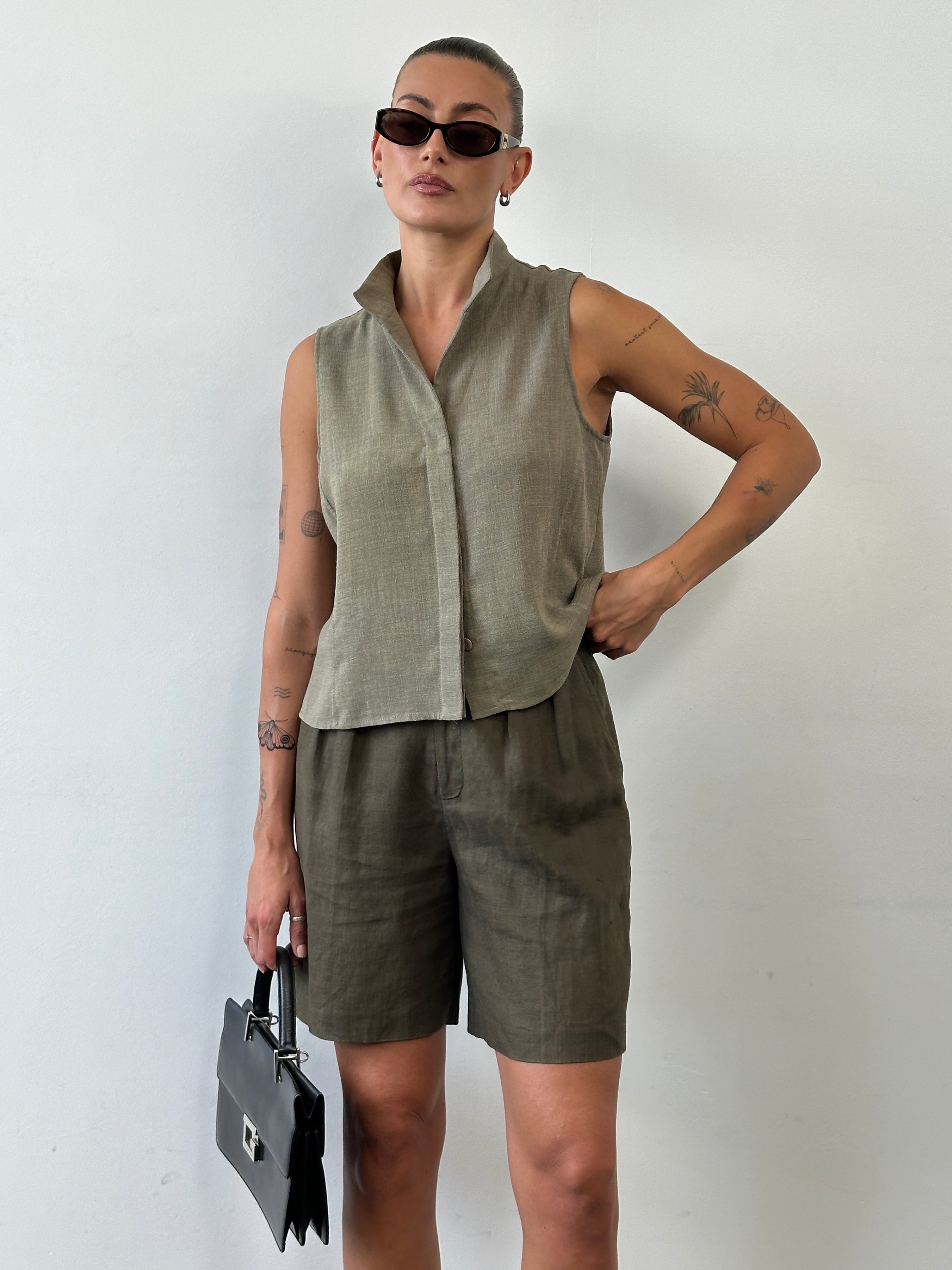 Vintage pure linen relaxed pleated shorts in size W26, featuring a comfortable fit and classic design.