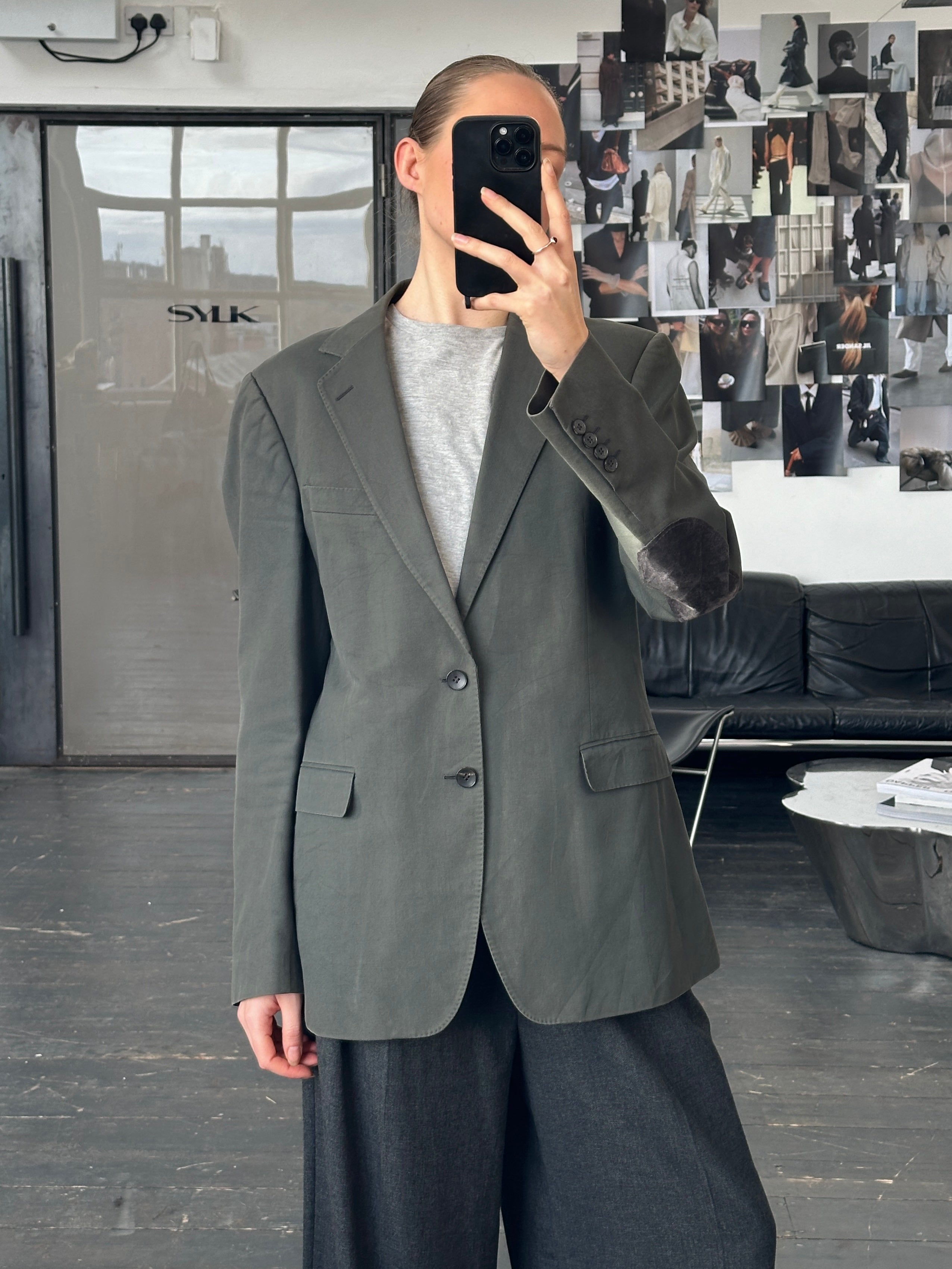 Gucci 2000s single-breasted pure cotton blazer in size 42R/L, with classic tailored design and button closure.