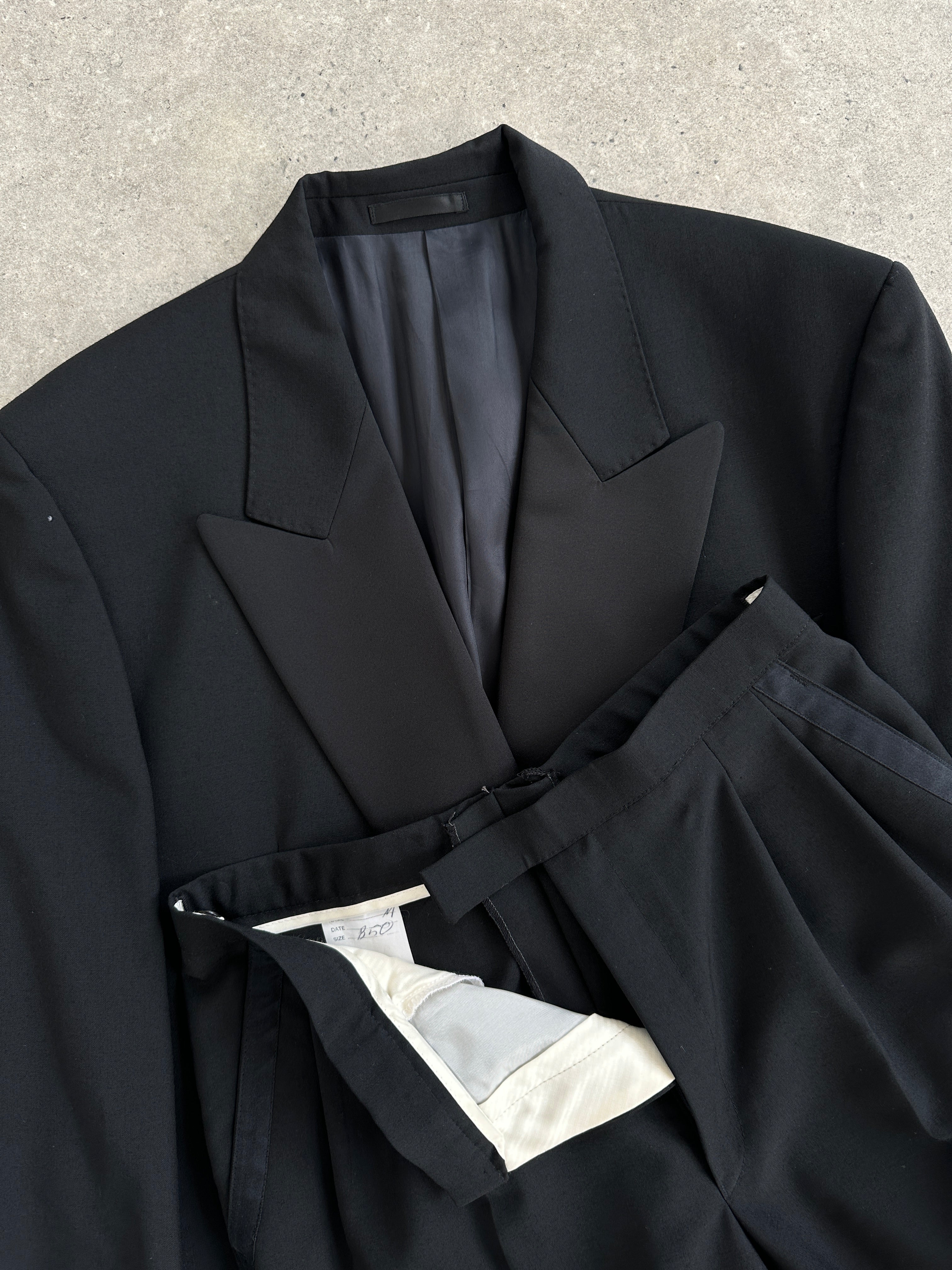 Jaeger tuxedo suit in pure wool, double-breasted design, size 42R/W28, tailored fit with classic lapels and sleek style.