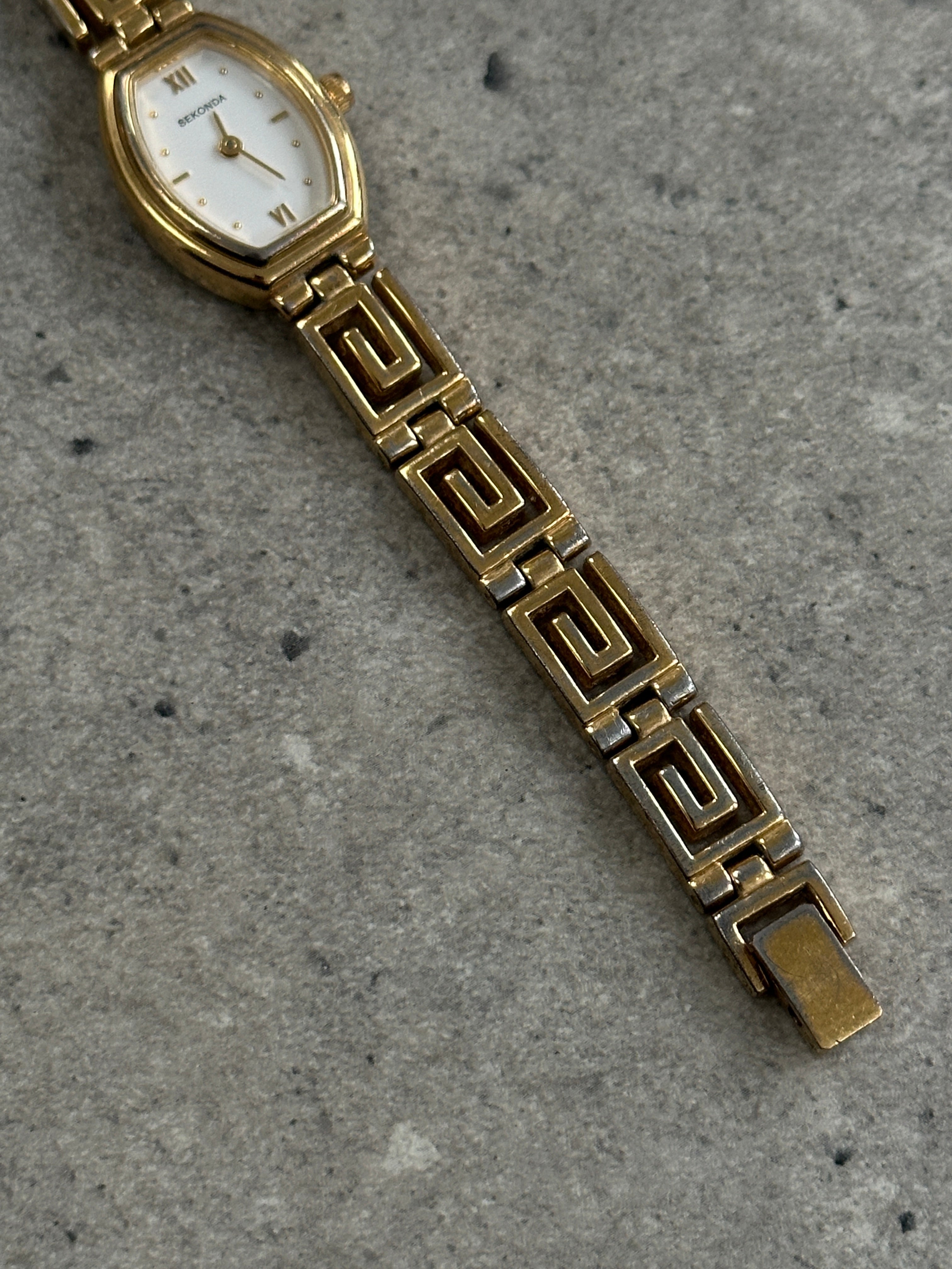 Sekonda 1990s oval gold tone geometric quartz watch with a classic design and elegant finish.
