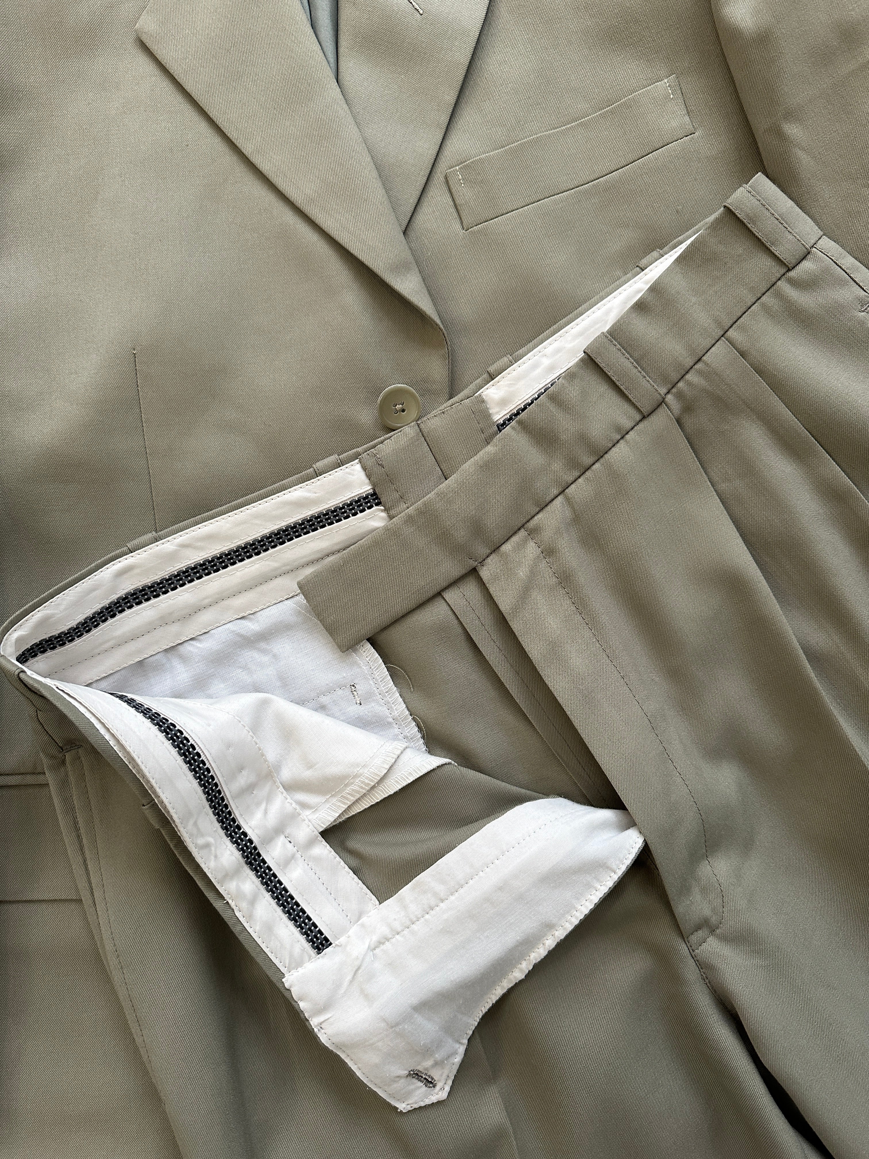 Vintage wool single-breasted jumpsuit in size 40R/W30, stylish vintage suit with classic tailoring and tailored fit.