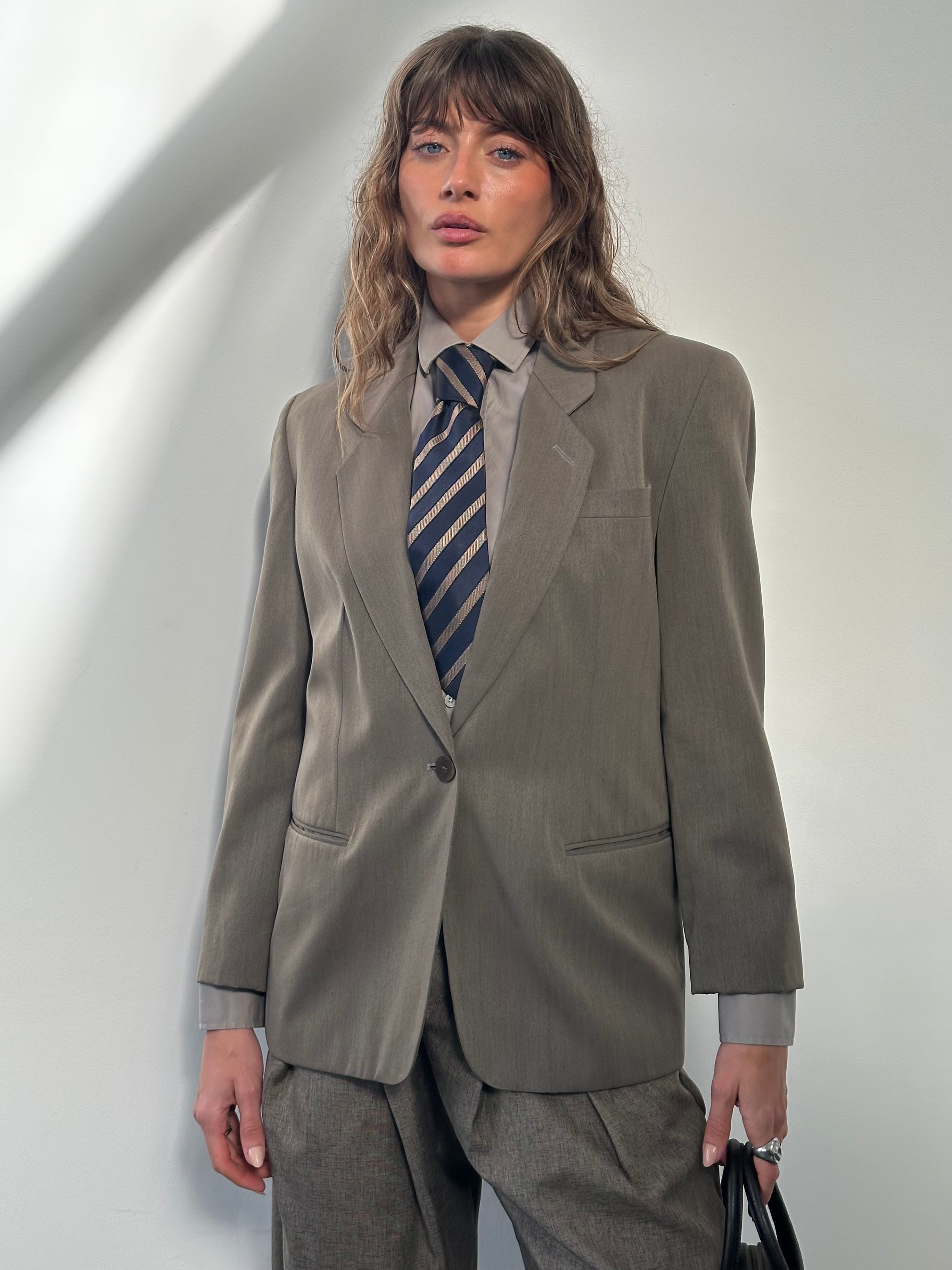 Mani 1990s beige wool tailored blazer with single button front and classic fit, perfect for stylish formal or casual wear.