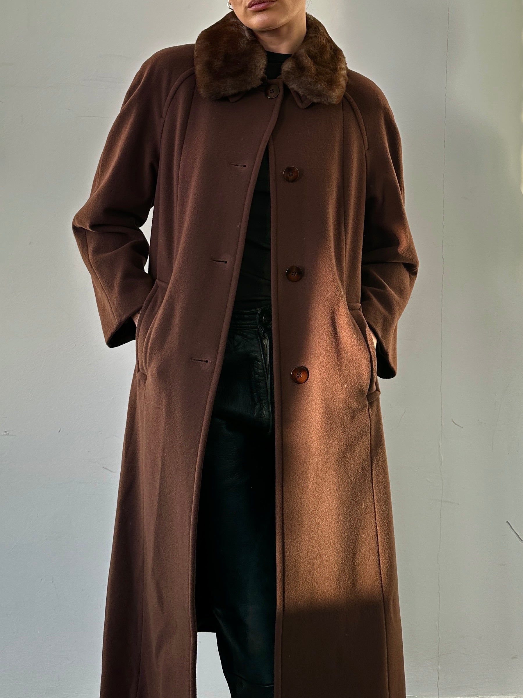 Vintage wool and cashmere coat with removable faux fur collar, stylish and warm, in a classic design.