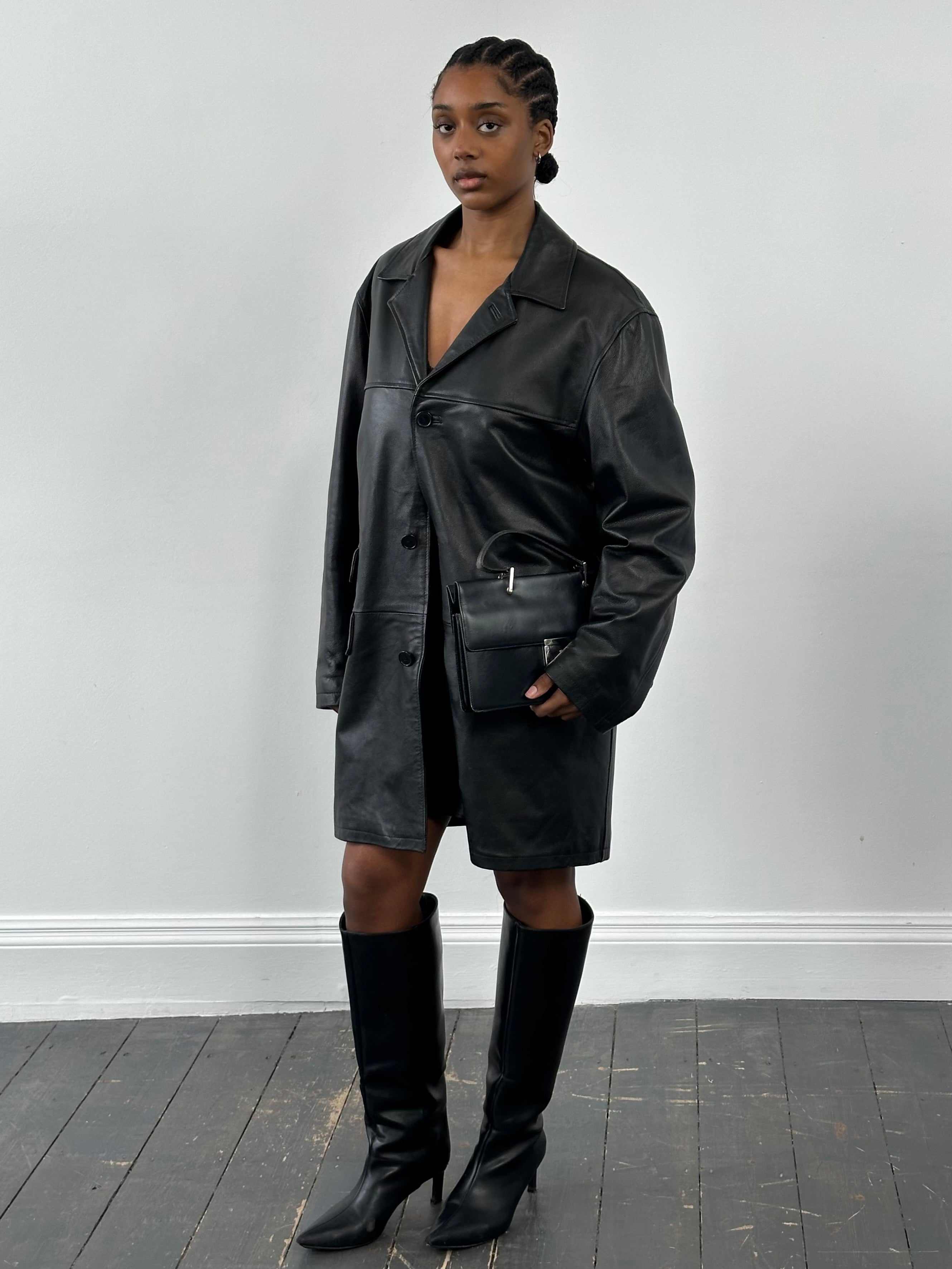 Conbipel 1990s leather trench coat in XL, featuring classic design, leather material, and tailored fit, displayed on a hanger.