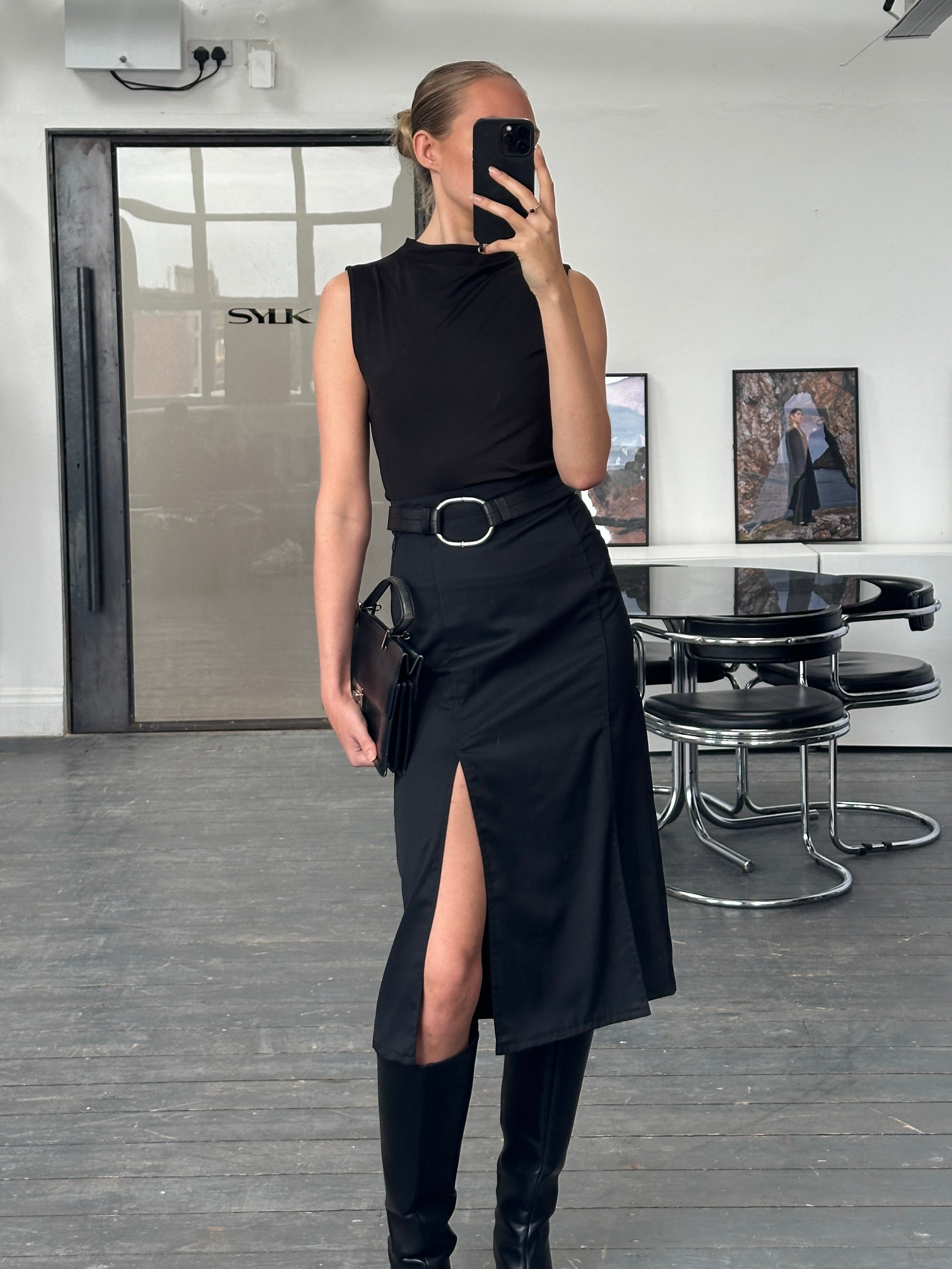 Vintage 1990s pleated midi skirt, W26, showcasing classic high-waisted design and flowing pleats in a vintage style.