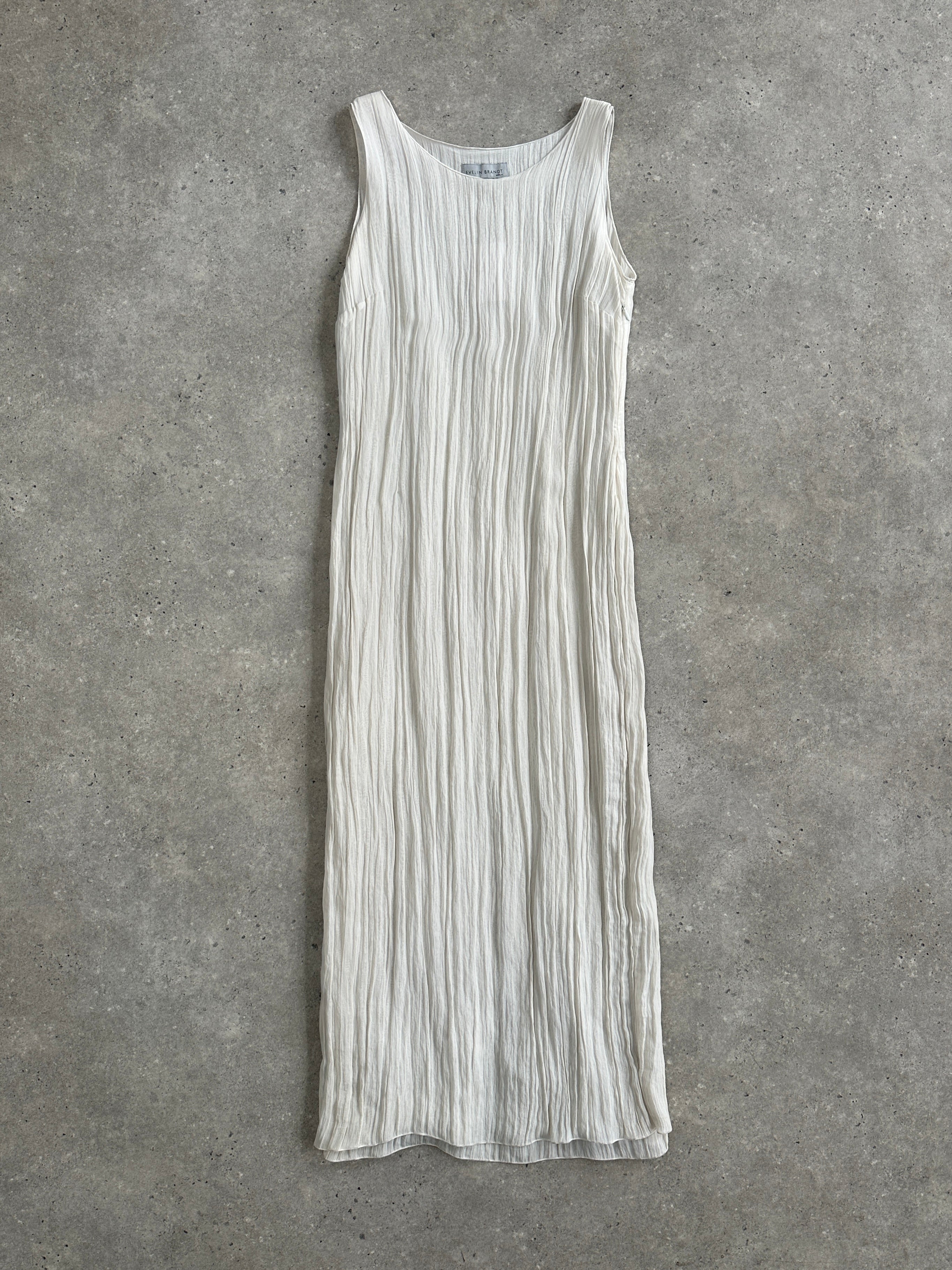 Vintage 00s pleated floor-length dress in size M, featuring classic design with elegant pleats and flowing fabric.