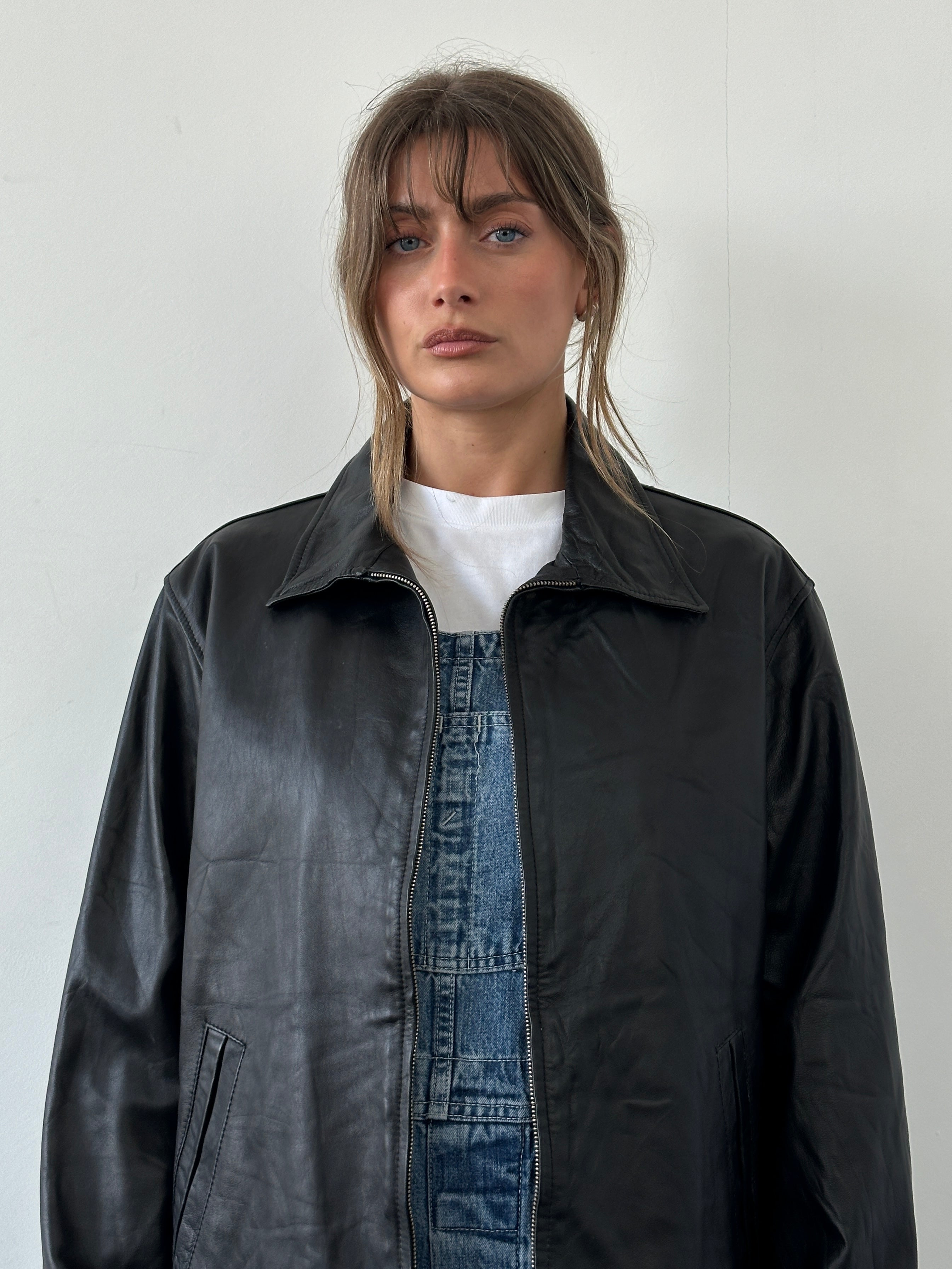 Italian Vintage minimal zip-up leather jacket in size L, featuring classic leather design with clean lines and a sleek look.