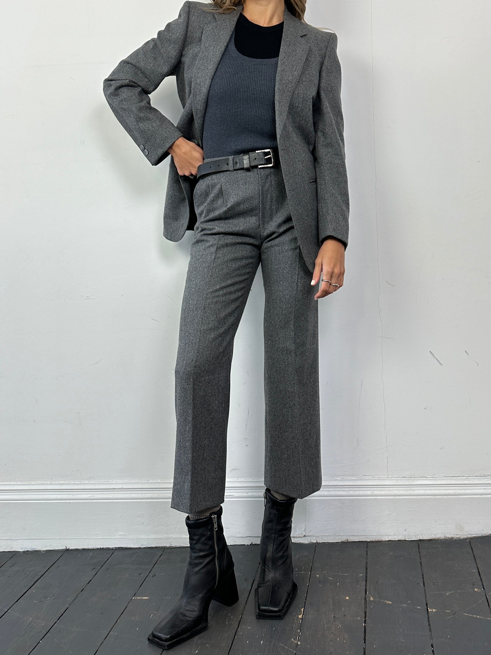 Vintage Italian vintage pure wool single-breasted jumpsuit in XS/W27, with tailored fit and classic style.