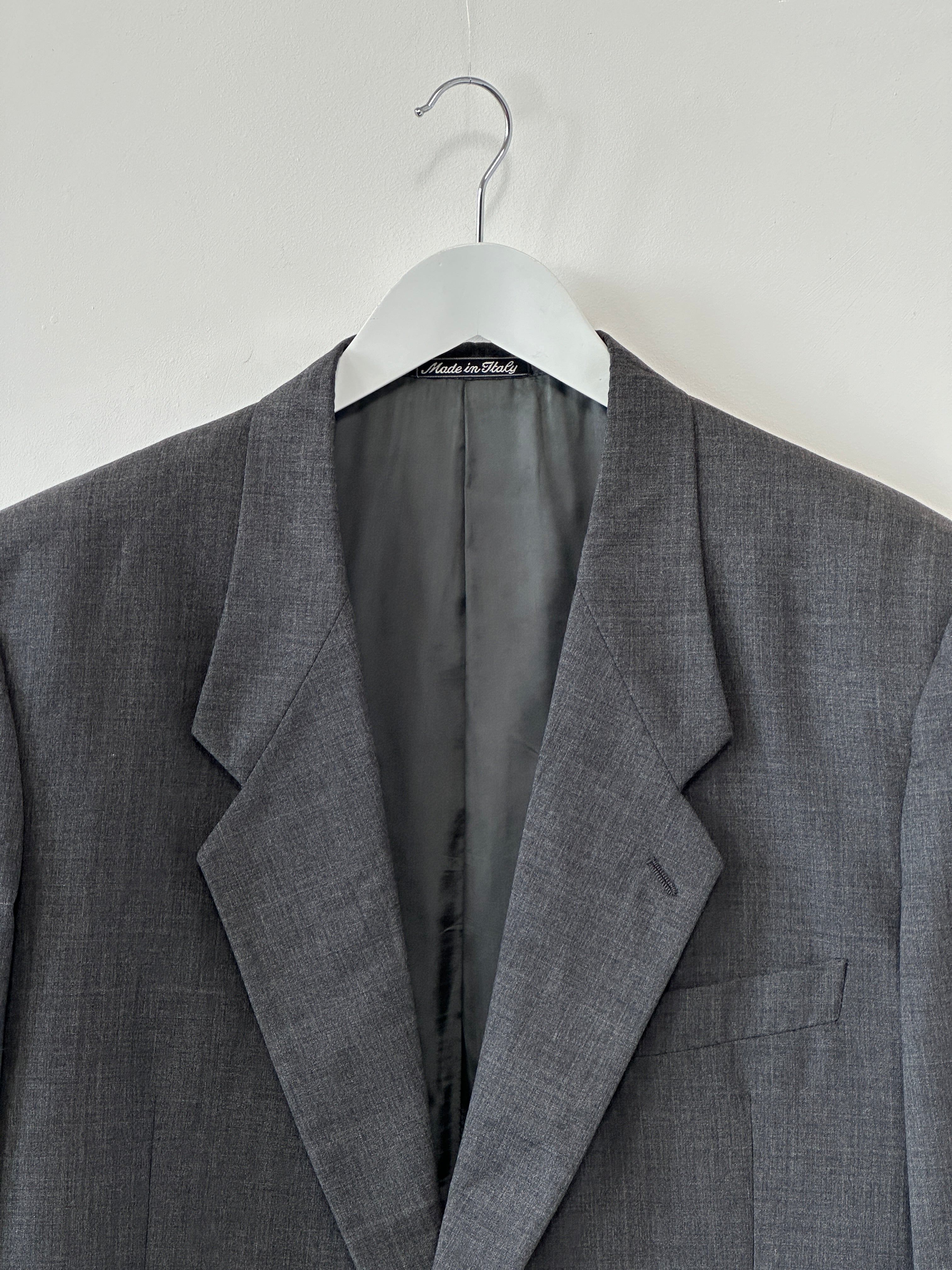 Giorgio Armani pure wool single-breasted blazer in size 42R/XL, tailored fit with classic lapel and button closure.