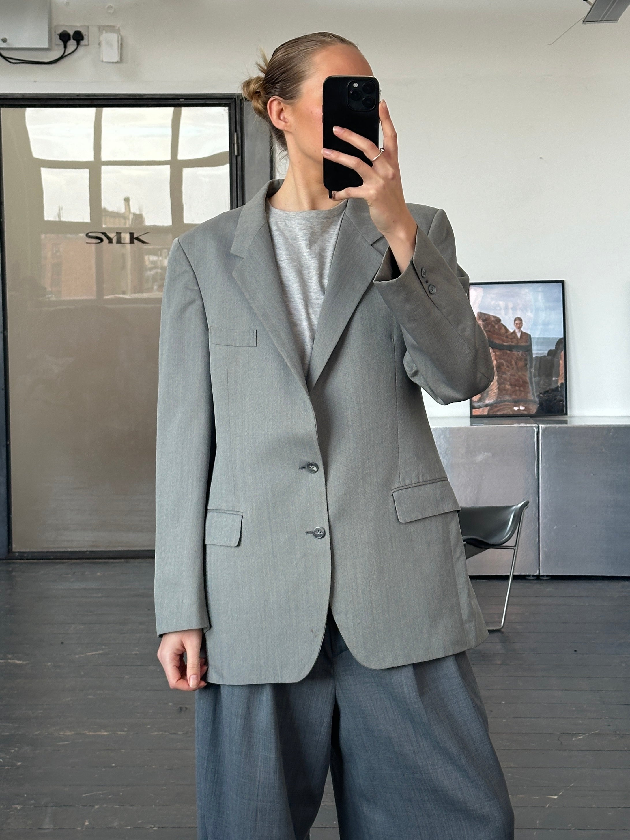 Yves Saint Laurent 1990s pure wool single-breasted blazer in size 40R/L, featuring classic tailored fit and elegant lapel details.