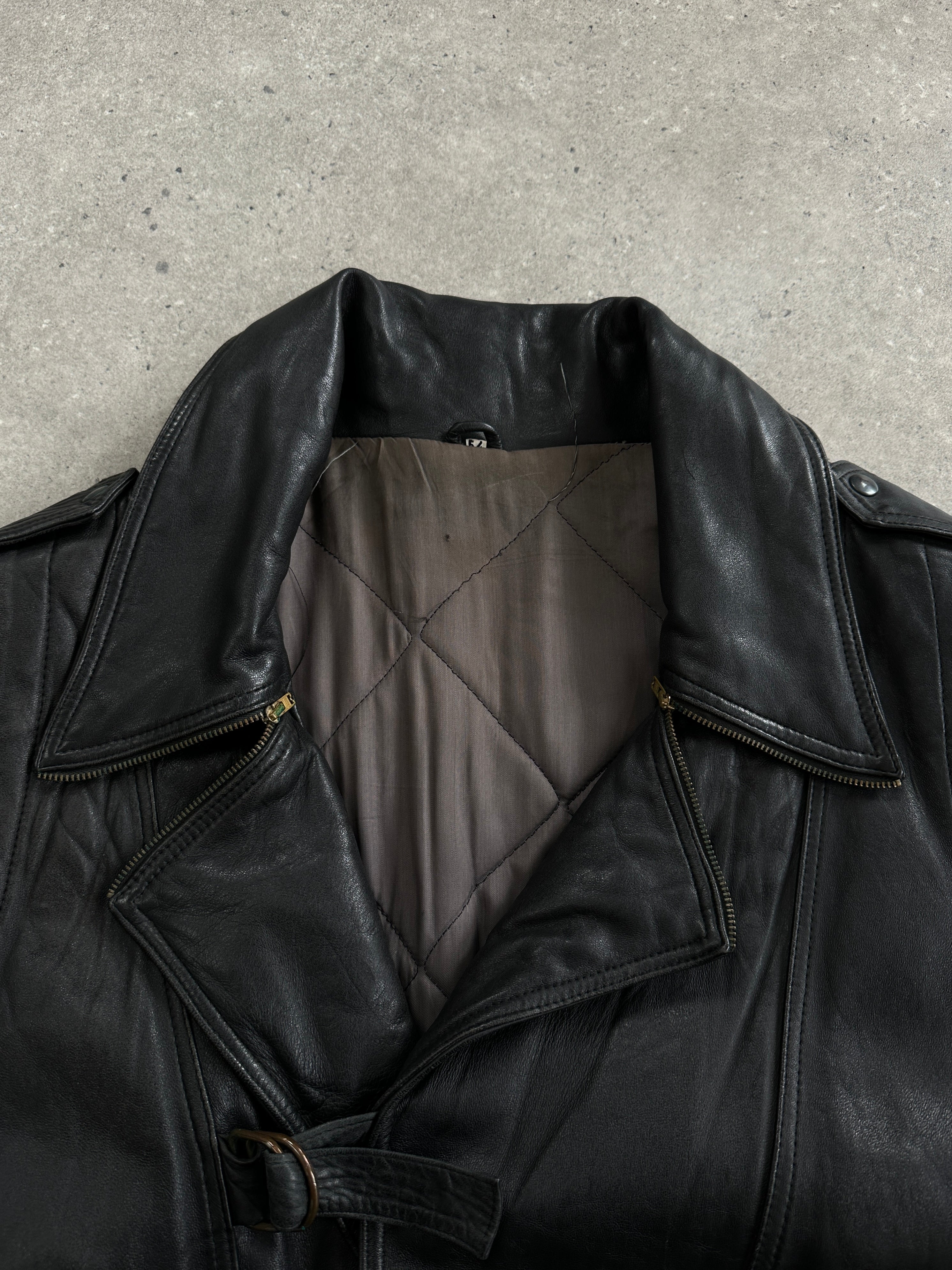 Vintage brand leather jacket with belt and buckle, in XL size, featuring a classic design and smooth leather finish.