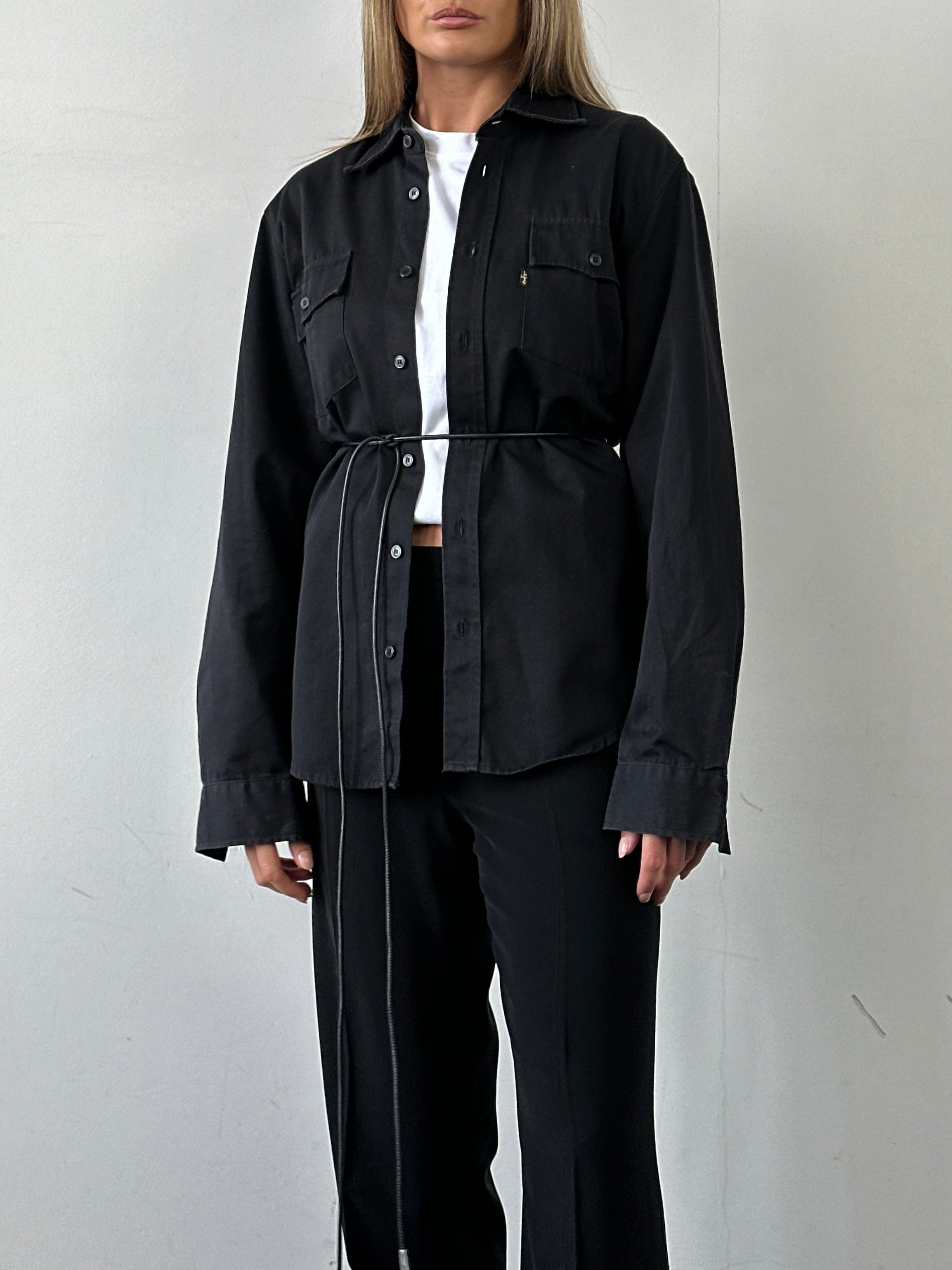 Levi’s cotton pocket shirt in size M, featuring a casual button-up style with front chest pocket and classic denim look.
