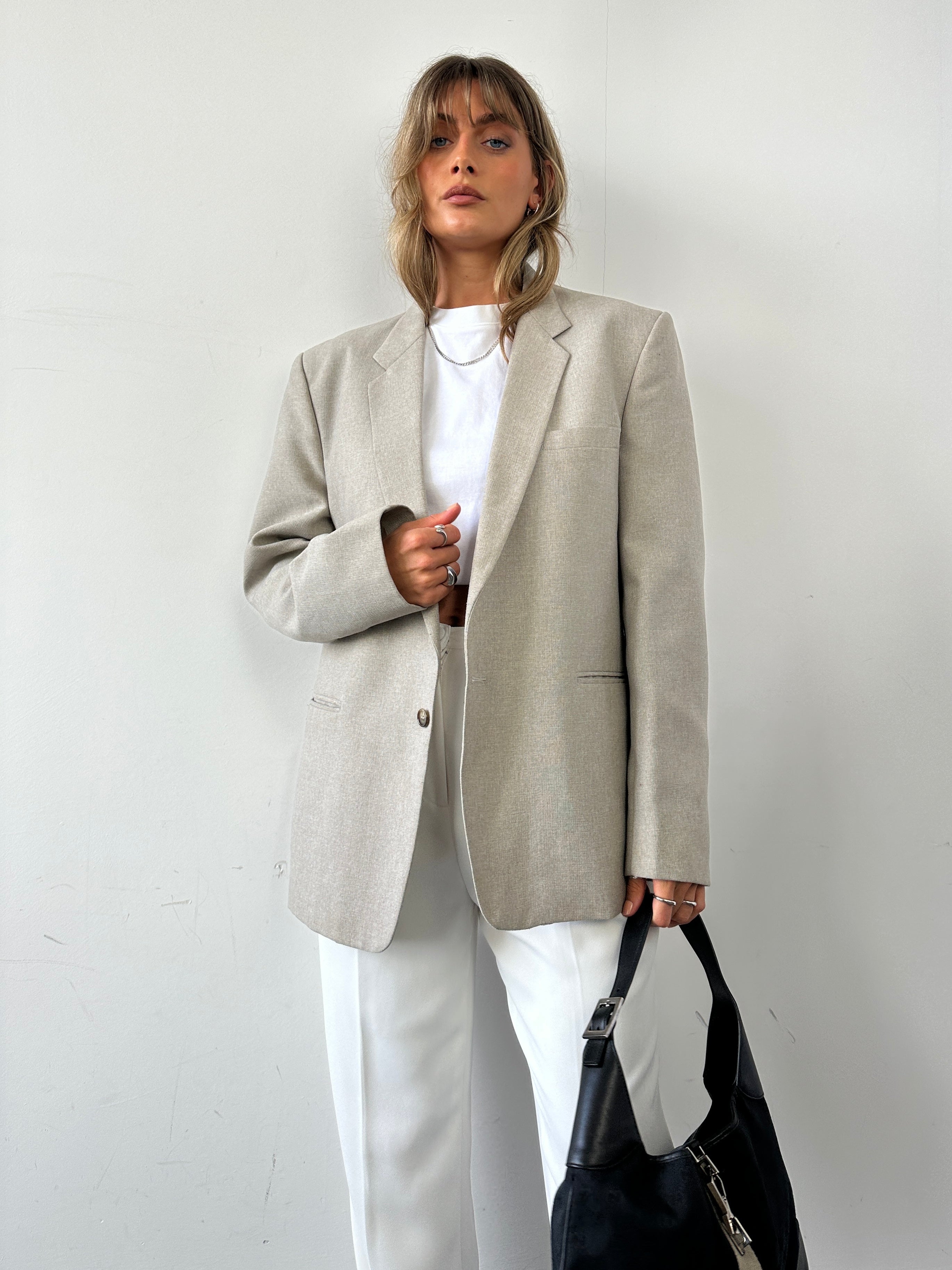 Vintage British vintage minimal blazer in size L, tailored fit, classic design, featuring lapels and structured silhouette.