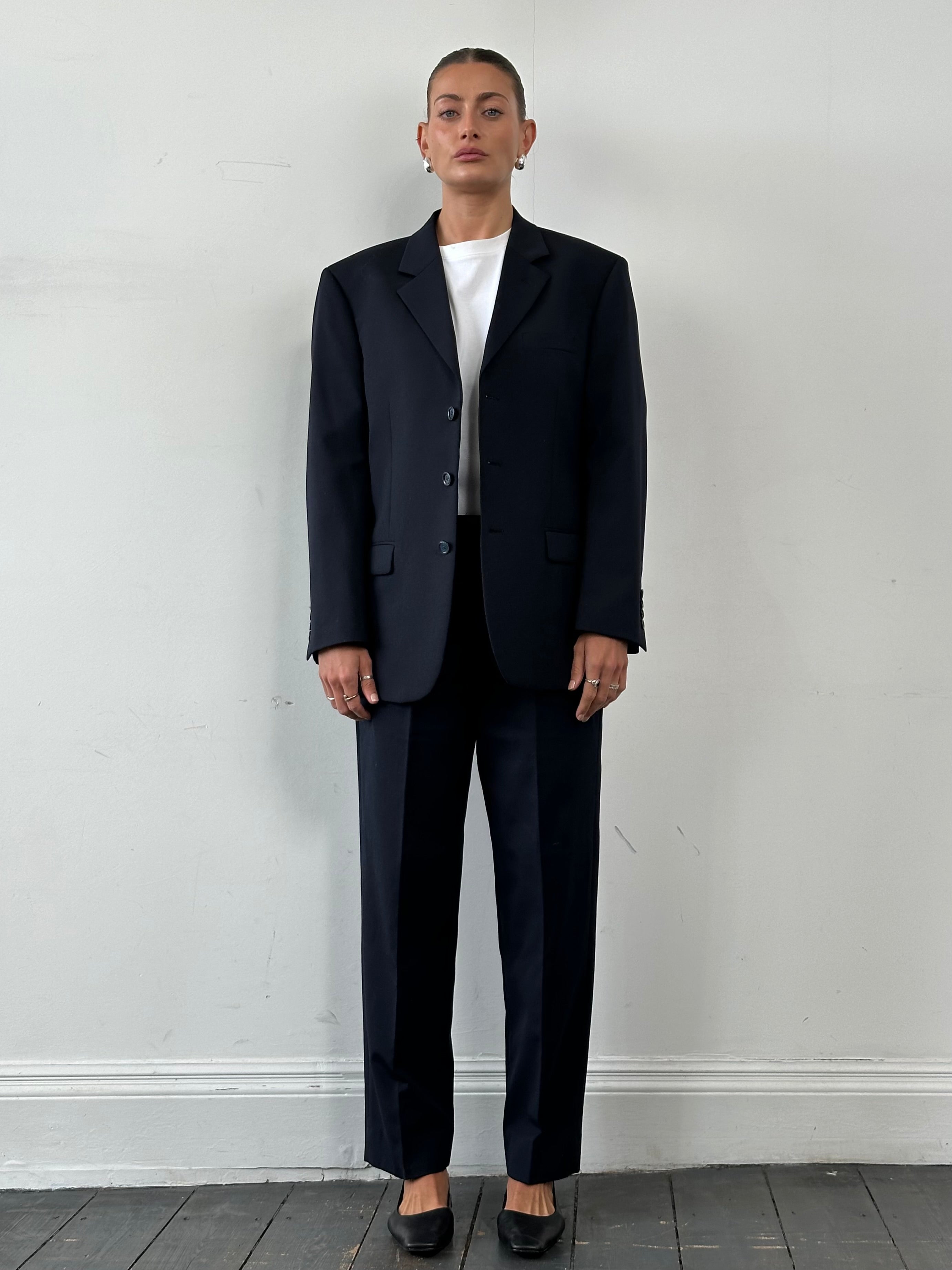 Vintage wool high-waisted straight-leg trousers in W32, featuring a classic fit and tailored design for a timeless look.