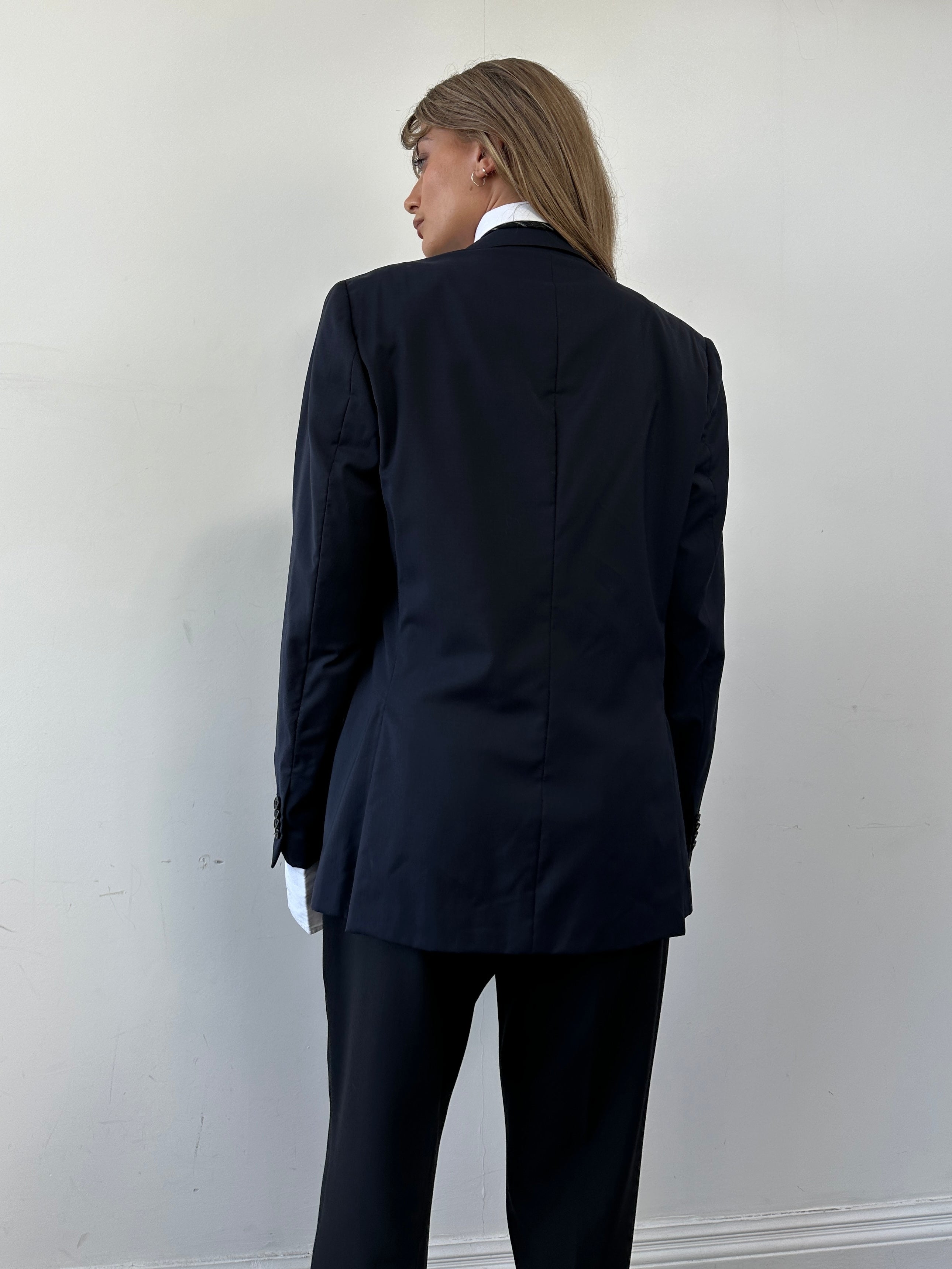 Valentino wool single-breasted blazer in size 40/M, tailored fit with classic lapel and button closure, shown on a mannequin.