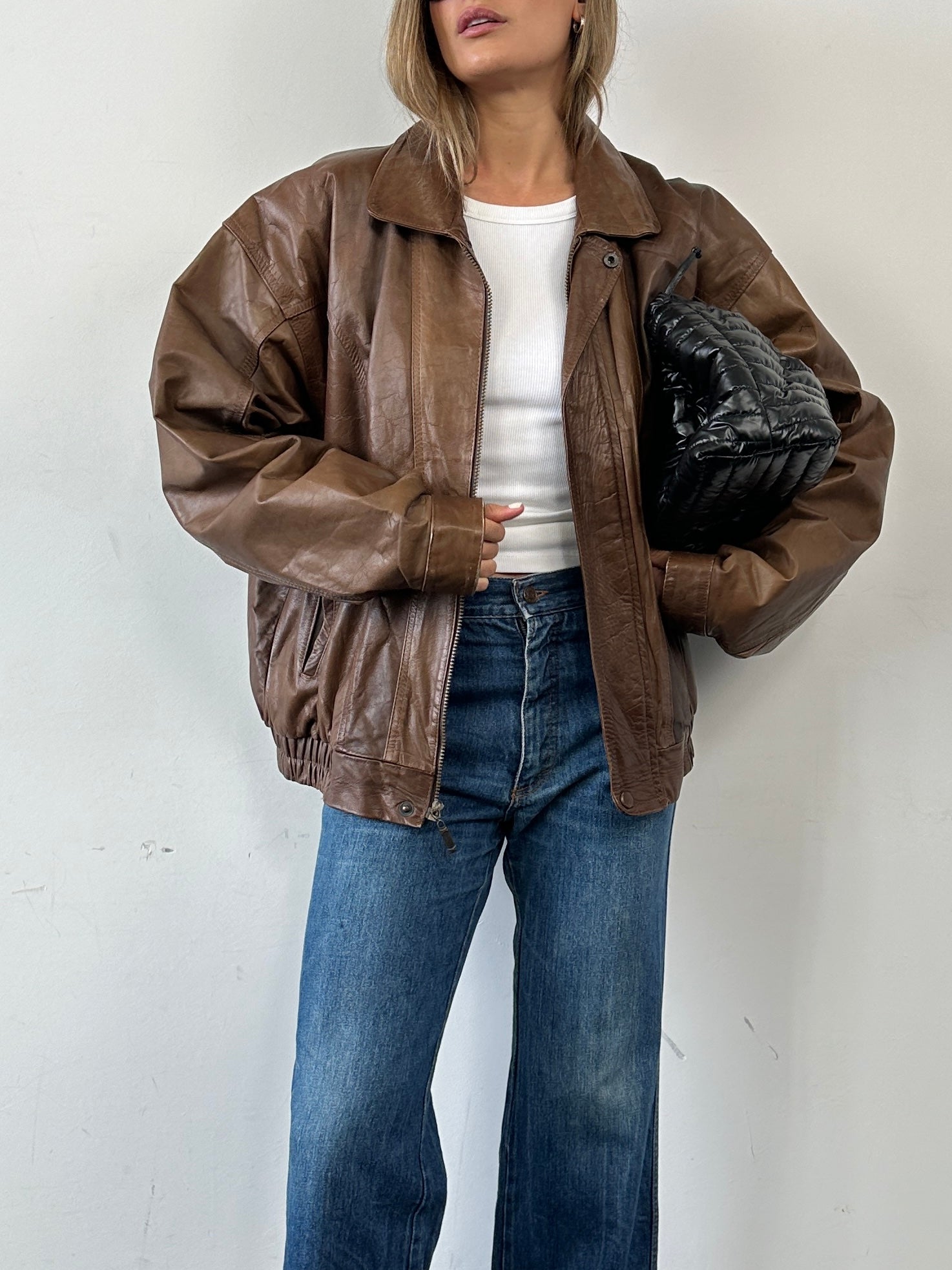 Vintage tobacco leather bomber jacket in XL size, featuring classic design and detailed stitching.