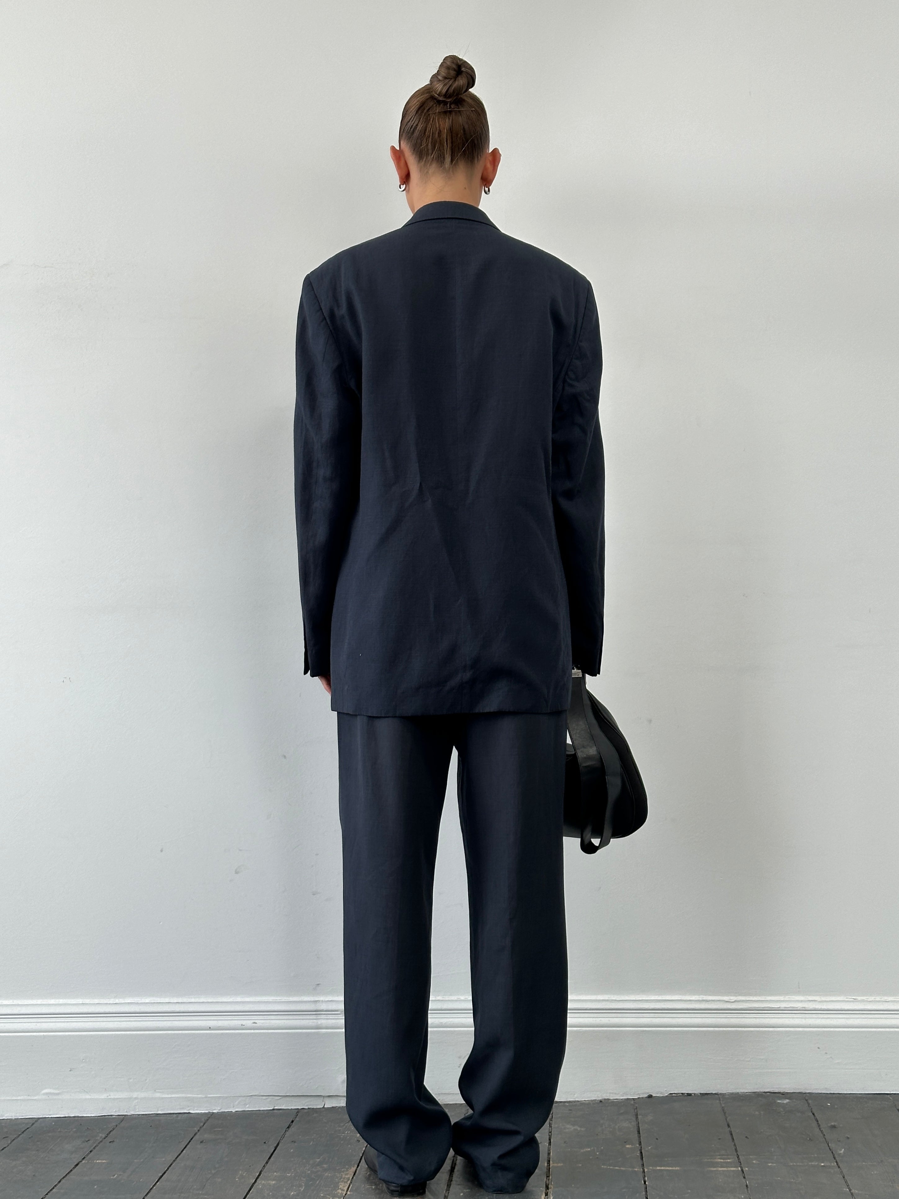 Vintage linen lyocel single-breasted suit in size 40R/W32, tailored fit, light-colored fabric, displayed on a hanger.