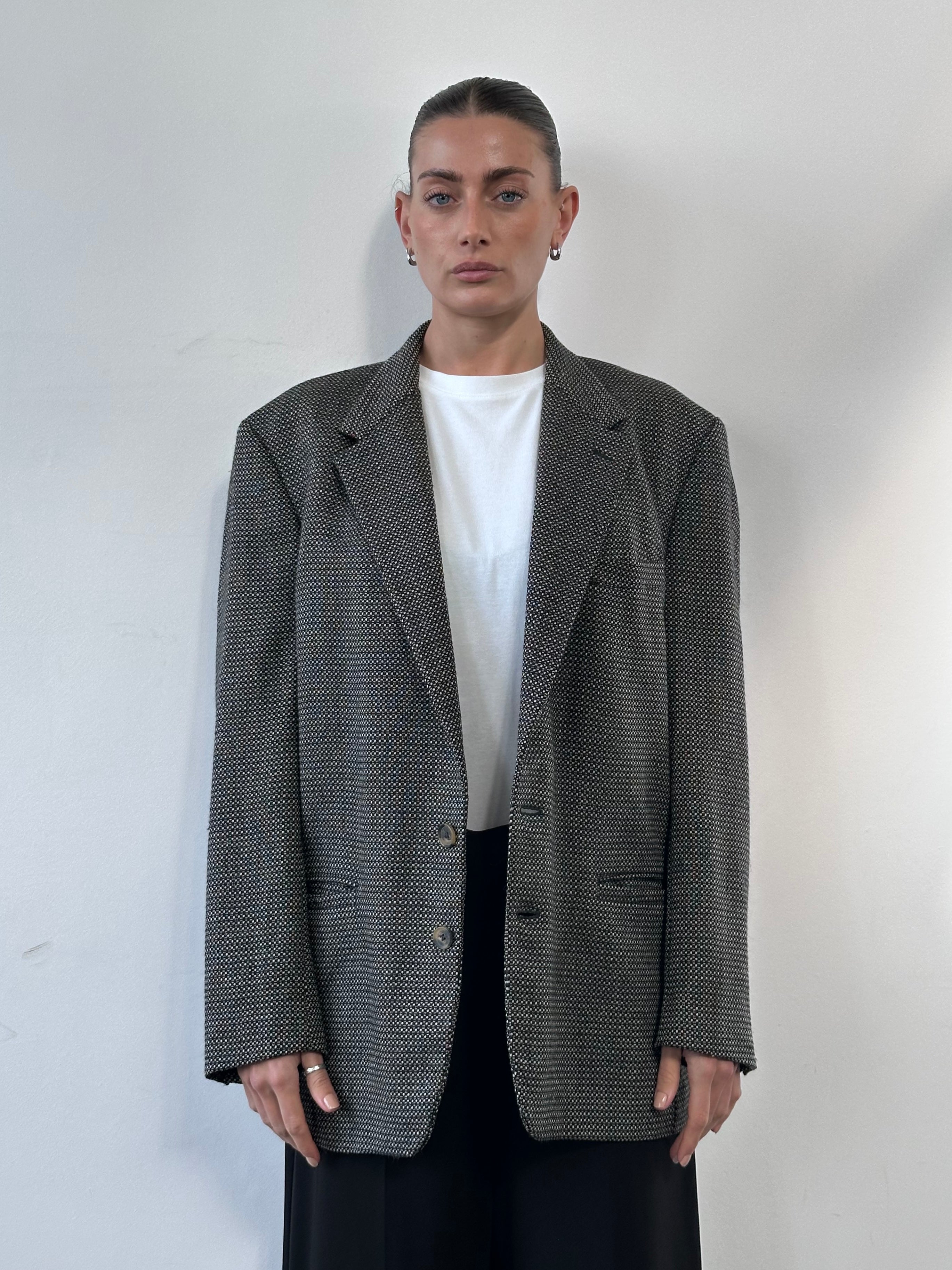 Gianni Versace Versus 90s pure wool single-breasted blazer in size 40R/L, featuring classic tailored design and Versace branding.