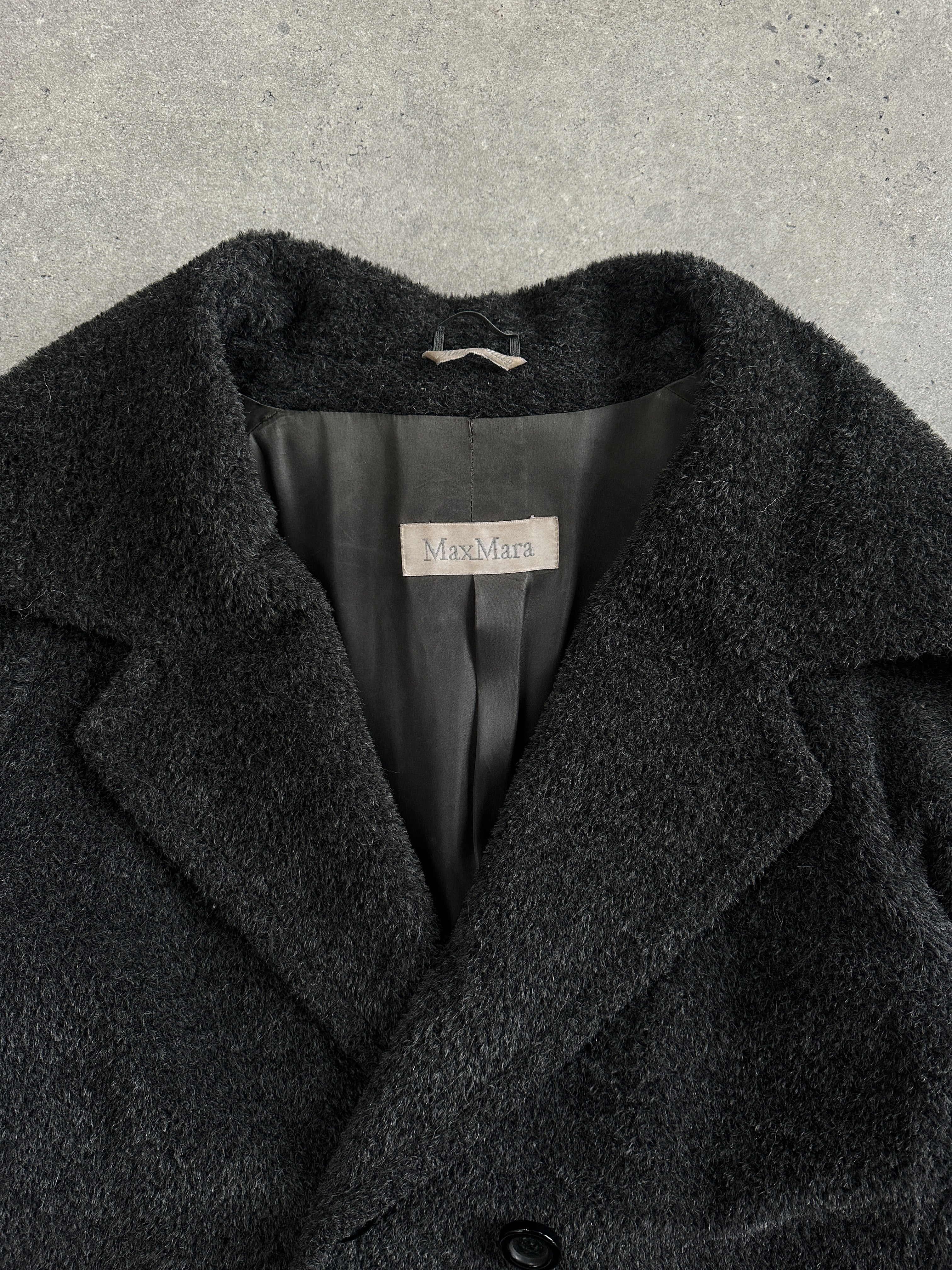 Max Mara 1990s alpaca wool double-breasted coat in XL, stylish beige coat with classic lapels and button details.
